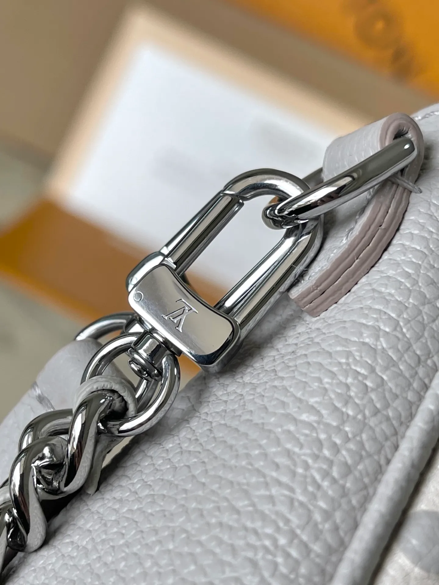 💰980 (top layer leather) Top quality original item M14225 This Wallet On Chain Ivy handbag is made of the brand’s classic Monogram Empreinte leather and returns for the new season in a modern and elegant two-tone style. Yingze metal parts and detachable chains complement each other. Equipped with a card compartment and zippered inner pocket, it is a perfect choice for daily travel. Dimensions: 23.5 × 12 × 4.3 cm