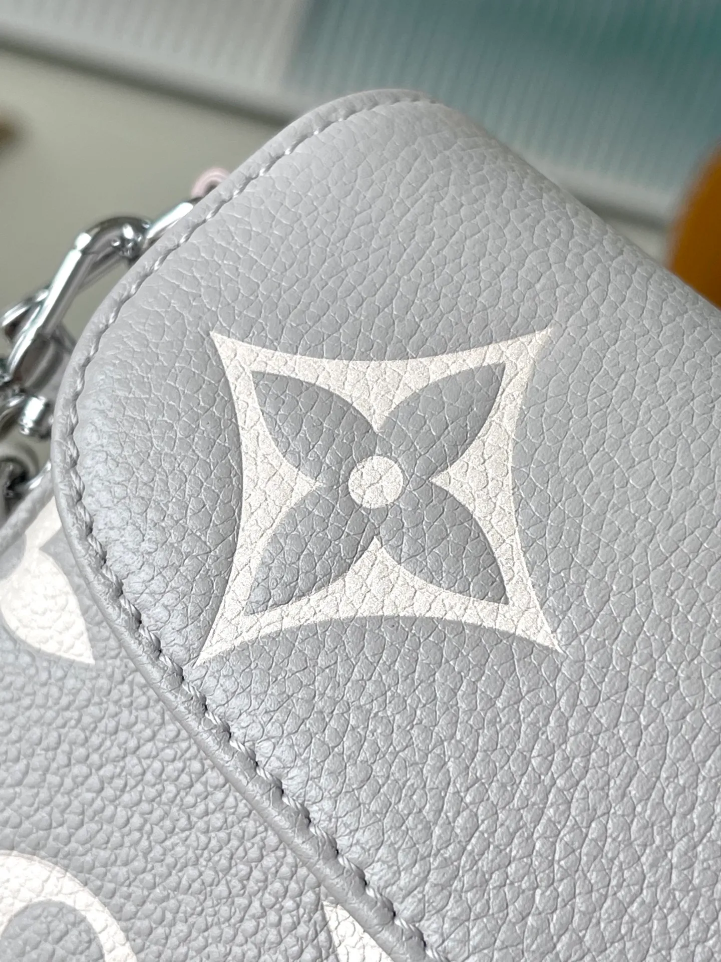 💰980 (top layer leather) Top quality original item M14225 This Wallet On Chain Ivy handbag is made of the brand’s classic Monogram Empreinte leather and returns for the new season in a modern and elegant two-tone style. Yingze metal parts and detachable chains complement each other. Equipped with a card compartment and zippered inner pocket, it is a perfect choice for daily travel. Dimensions: 23.5 × 12 × 4.3 cm