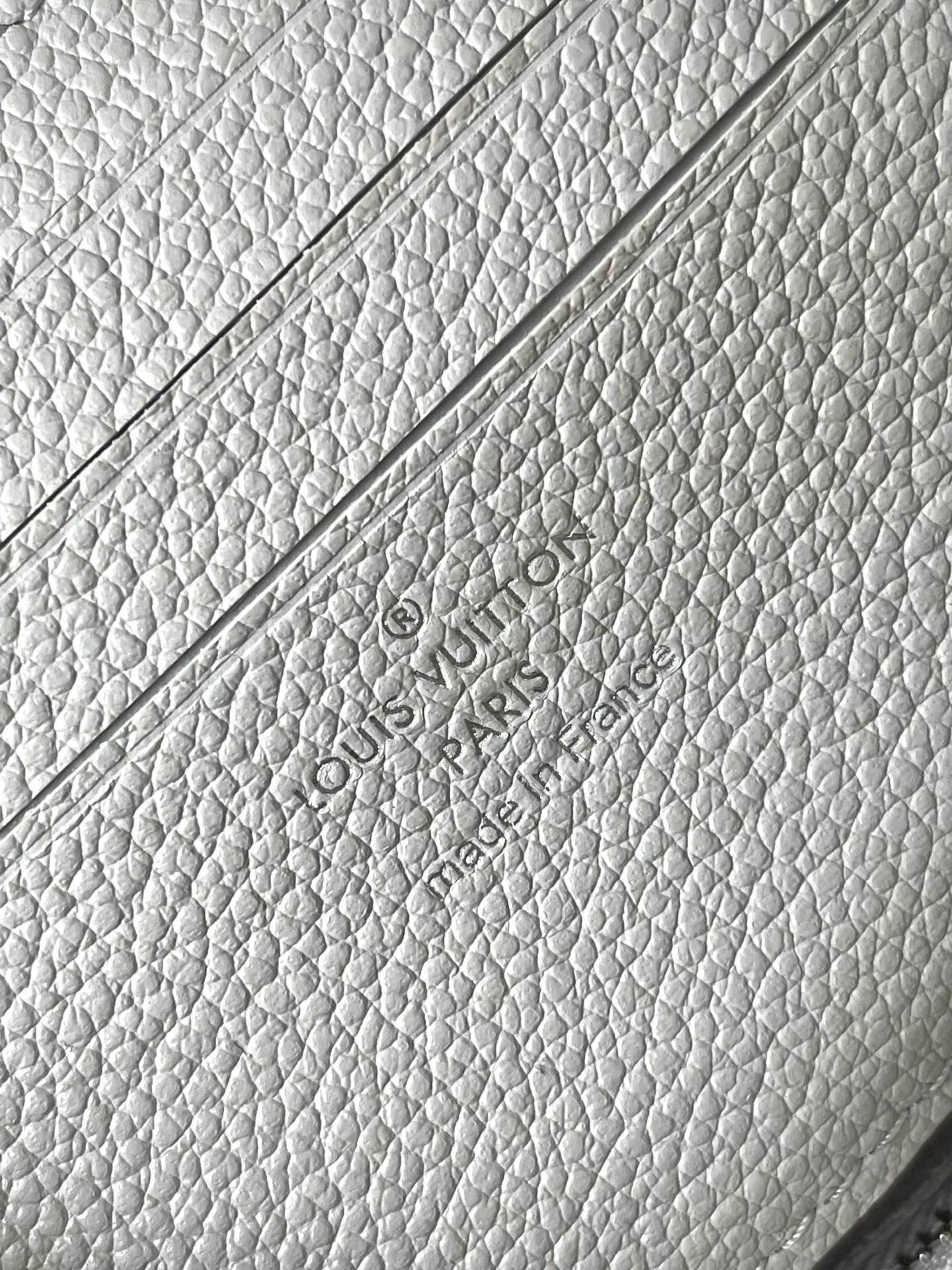 💰980 (top layer leather) Top quality original item M14225 This Wallet On Chain Ivy handbag is made of the brand’s classic Monogram Empreinte leather and returns for the new season in a modern and elegant two-tone style. Yingze metal parts and detachable chains complement each other. Equipped with a card compartment and zippered inner pocket, it is a perfect choice for daily travel. Dimensions: 23.5 × 12 × 4.3 cm