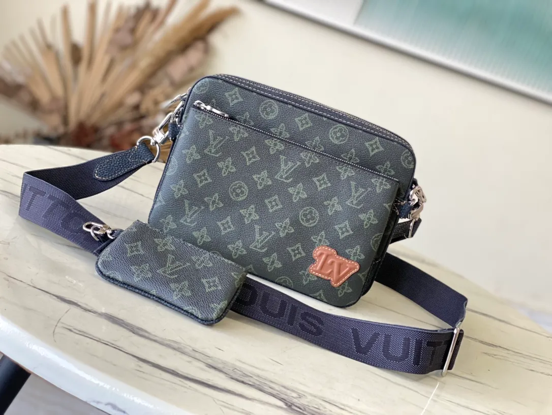 💰940 The top original M46340 Trio messenger bag releases the trendy interest of Damier Spray elements. Louis Vuitton's iconic Damier pattern is magnified and reflected in a 3D effect, while smooth and grained calf leather forms multiple structures, including a detachable front pocket and a coin purse on the shoulder strap, creating a street-ready design for Damier lovers. Dimensions: 25.0 x 18.5 x 7.0 cm (L x H x W).