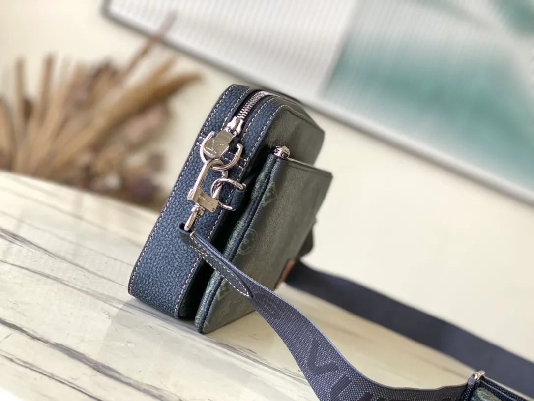 💰940 The top original M46340 Trio messenger bag releases the trendy interest of Damier Spray elements. Louis Vuitton's iconic Damier pattern is magnified and reflected in a 3D effect, while smooth and grained calf leather forms multiple structures, including a detachable front pocket and a coin purse on the shoulder strap, creating a street-ready design for Damier lovers. Dimensions: 25.0 x 18.5 x 7.0 cm (L x H x W).