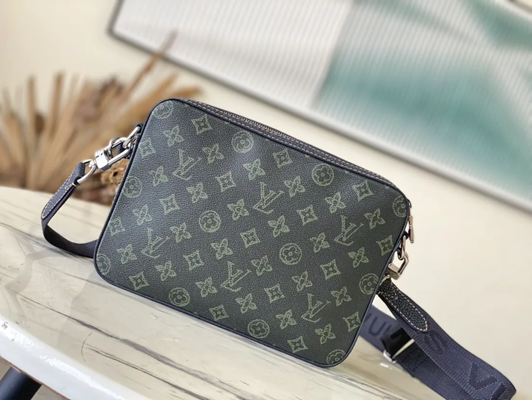 💰940 The top original M46340 Trio messenger bag releases the trendy interest of Damier Spray elements. Louis Vuitton's iconic Damier pattern is magnified and reflected in a 3D effect, while smooth and grained calf leather forms multiple structures, including a detachable front pocket and a coin purse on the shoulder strap, creating a street-ready design for Damier lovers. Dimensions: 25.0 x 18.5 x 7.0 cm (L x H x W).