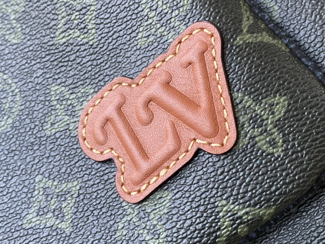 💰940 The top original M46340 Trio messenger bag releases the trendy interest of Damier Spray elements. Louis Vuitton's iconic Damier pattern is magnified and reflected in a 3D effect, while smooth and grained calf leather forms multiple structures, including a detachable front pocket and a coin purse on the shoulder strap, creating a street-ready design for Damier lovers. Dimensions: 25.0 x 18.5 x 7.0 cm (L x H x W).