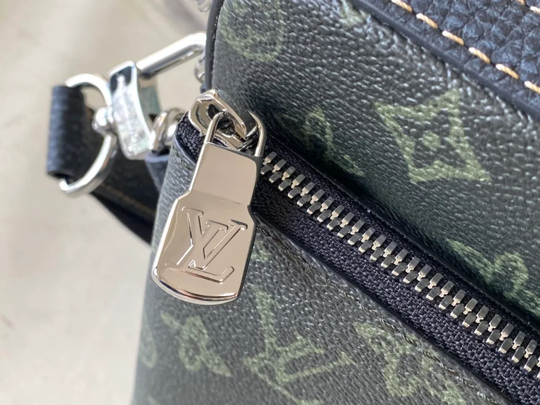 💰940 The top original M46340 Trio messenger bag releases the trendy interest of Damier Spray elements. Louis Vuitton's iconic Damier pattern is magnified and reflected in a 3D effect, while smooth and grained calf leather forms multiple structures, including a detachable front pocket and a coin purse on the shoulder strap, creating a street-ready design for Damier lovers. Dimensions: 25.0 x 18.5 x 7.0 cm (L x H x W).