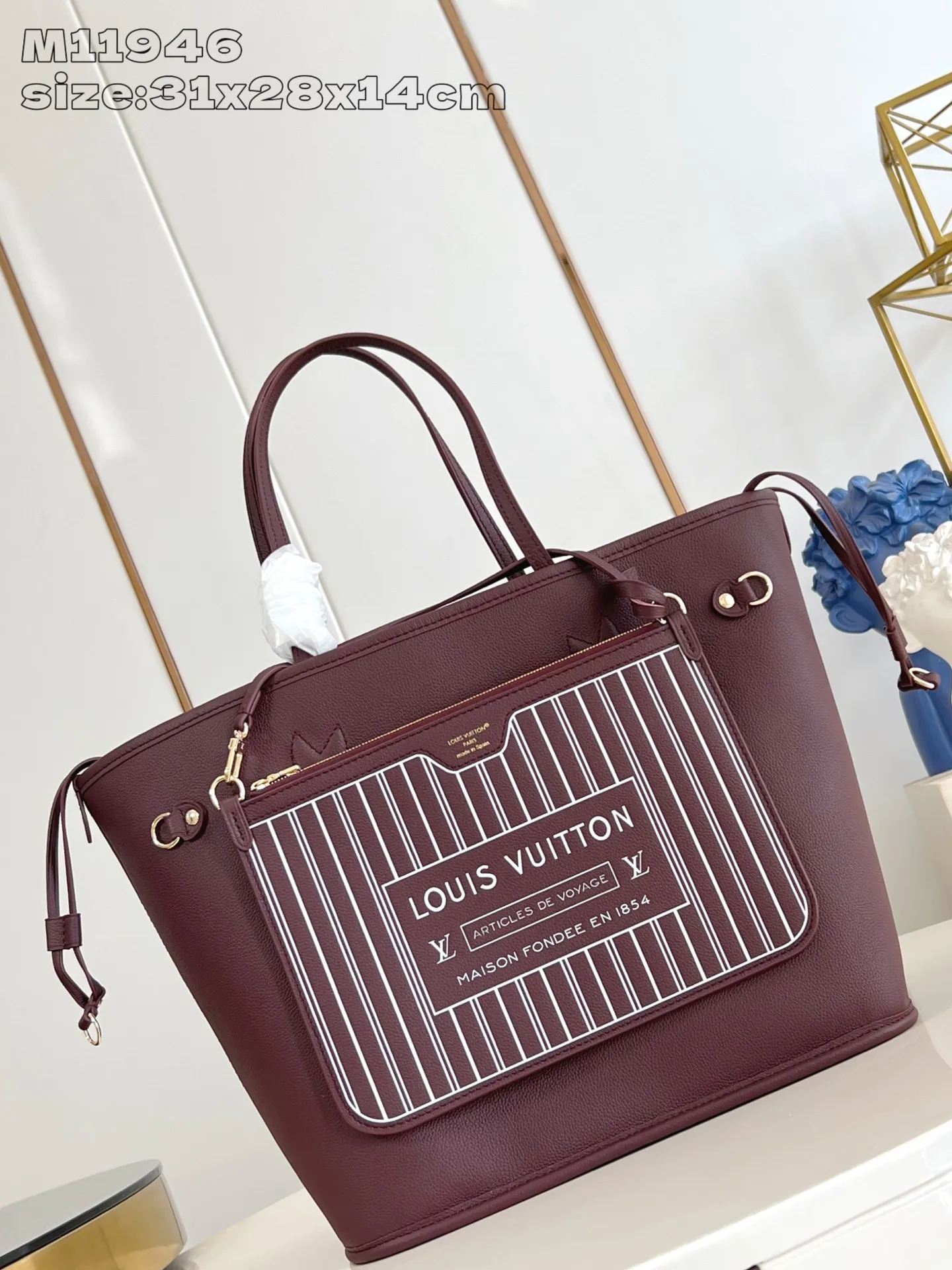 💰1020 (top layer leather) top original order M11946 Purple Red】Neverfull Inside Out medium handbag uses Monogram canvas and grain leather to create a new double-sided design. Its detachable pocket can easily be transformed into an outer bag or a compact shoulder bag. 31 x 28 x 14 cm (length x height x width)