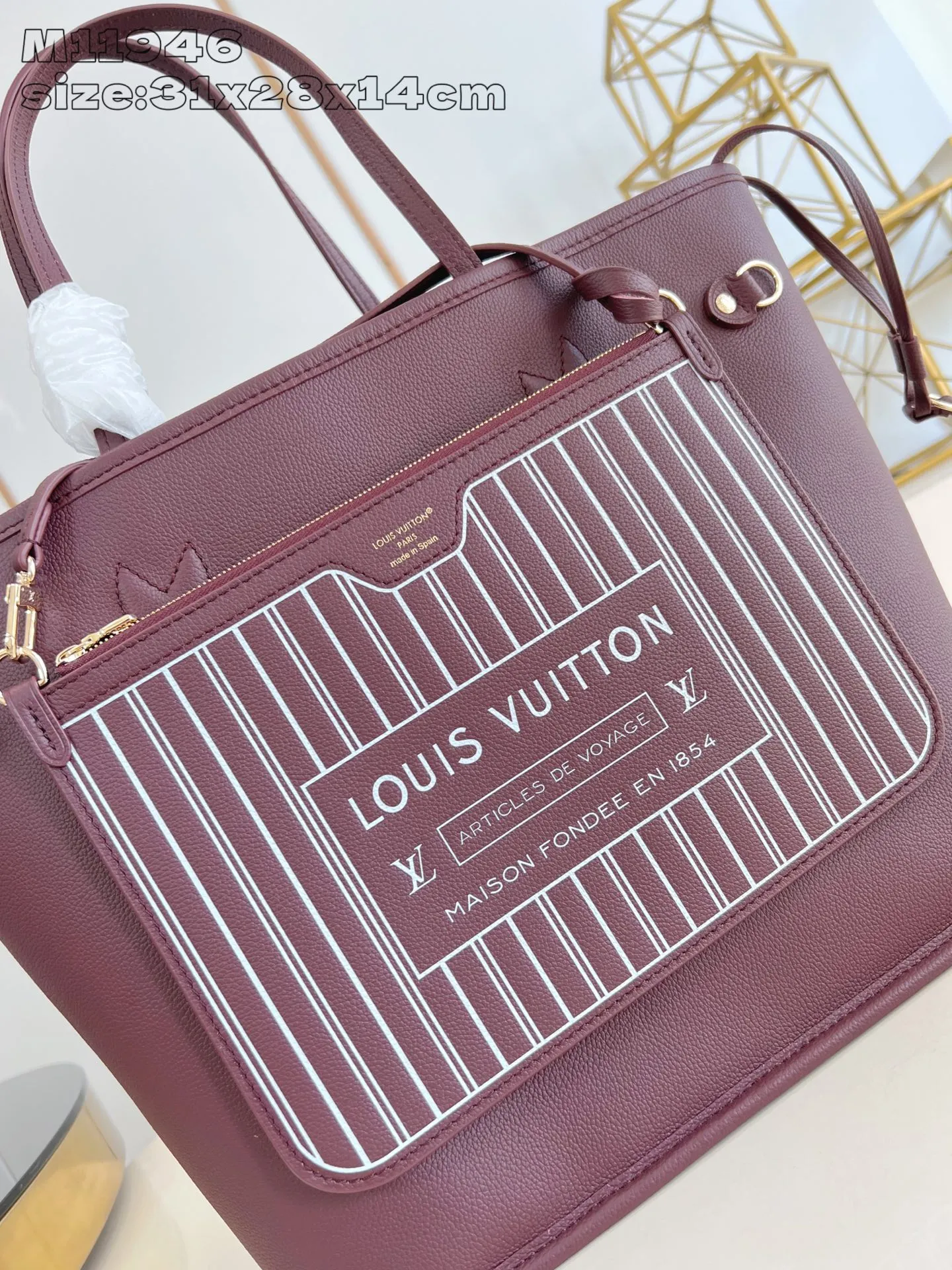 💰1020 (top layer leather) top original order M11946 Purple Red】Neverfull Inside Out medium handbag uses Monogram canvas and grain leather to create a new double-sided design. Its detachable pocket can easily be transformed into an outer bag or a compact shoulder bag. 31 x 28 x 14 cm (length x height x width)