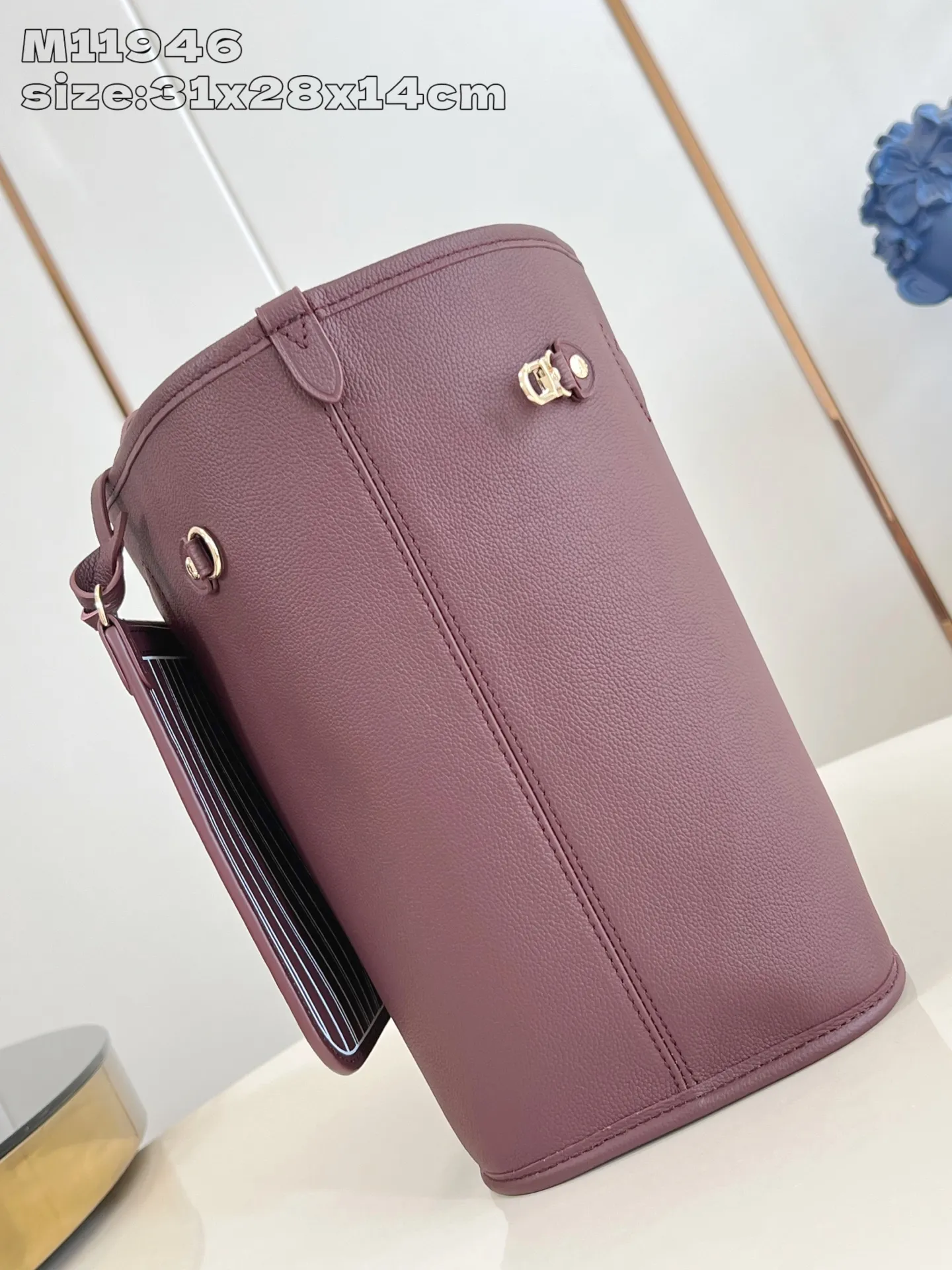 💰1020 (top layer leather) top original order M11946 Purple Red】Neverfull Inside Out medium handbag uses Monogram canvas and grain leather to create a new double-sided design. Its detachable pocket can easily be transformed into an outer bag or a compact shoulder bag. 31 x 28 x 14 cm (length x height x width)
