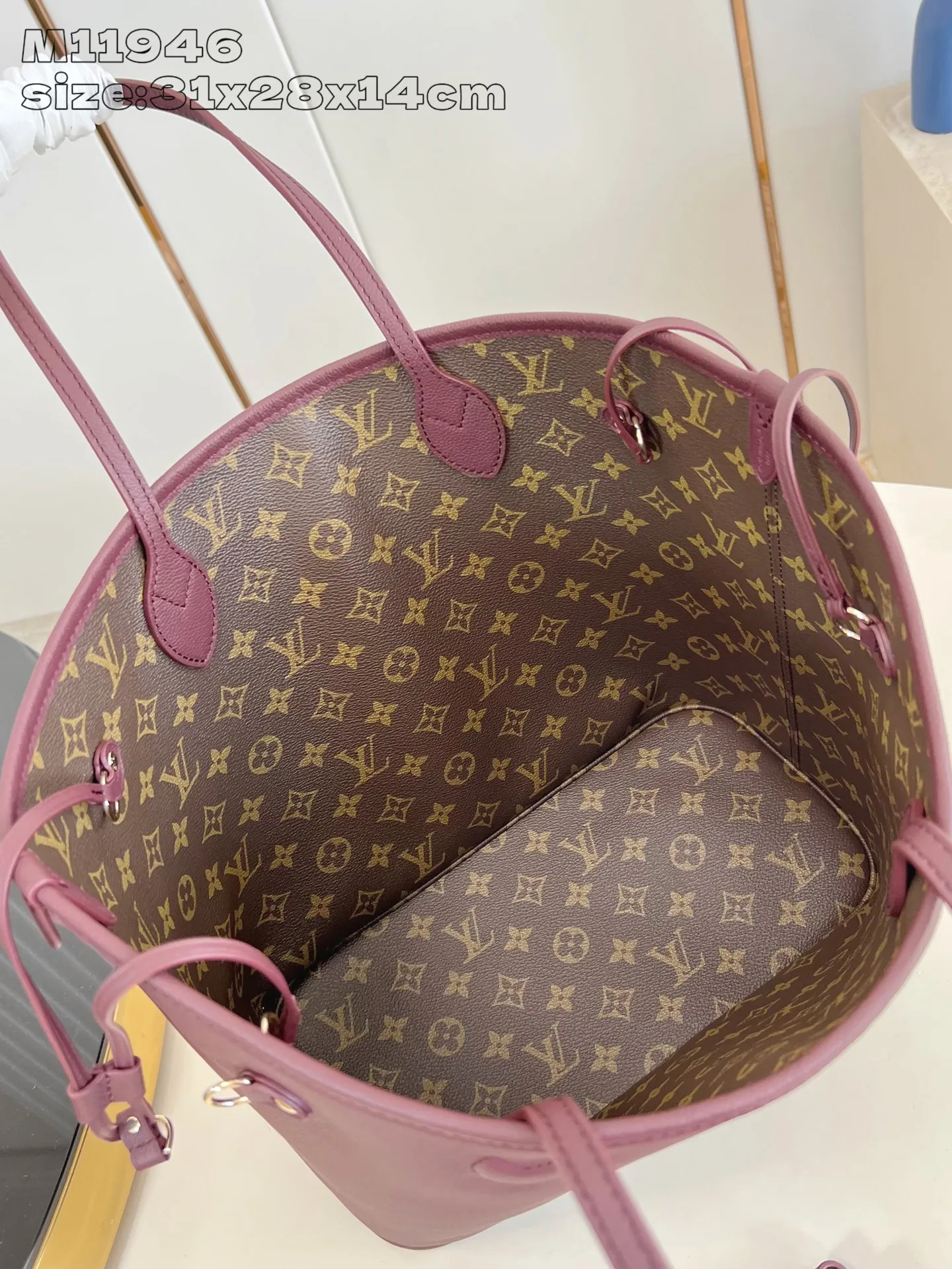💰1020 (top layer leather) top original order M11946 Purple Red】Neverfull Inside Out medium handbag uses Monogram canvas and grain leather to create a new double-sided design. Its detachable pocket can easily be transformed into an outer bag or a compact shoulder bag. 31 x 28 x 14 cm (length x height x width)