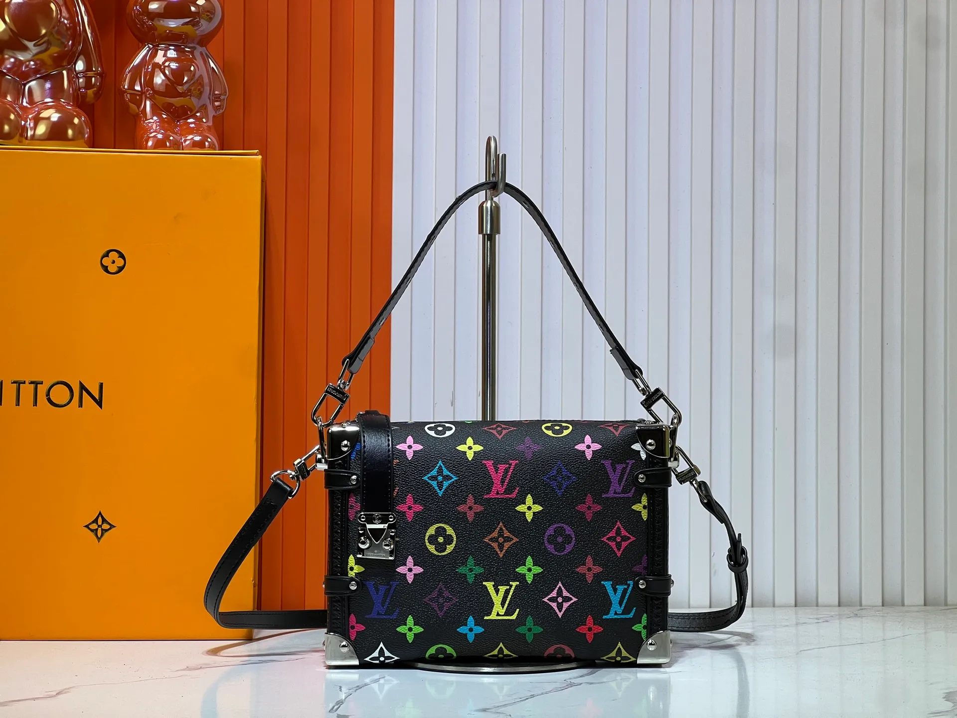Batch 300💰M14046 M46358 Black Tricolor White Tricolor This Side Trunk medium handbag uses a humorous Monogram pattern to express the smart style of Louis Vuitton The square shape is a nod to the brand's classic luggage, and the removable studded handle and shoulder strap allow for flexible carrying. Size: 23.5x16x8.5cm