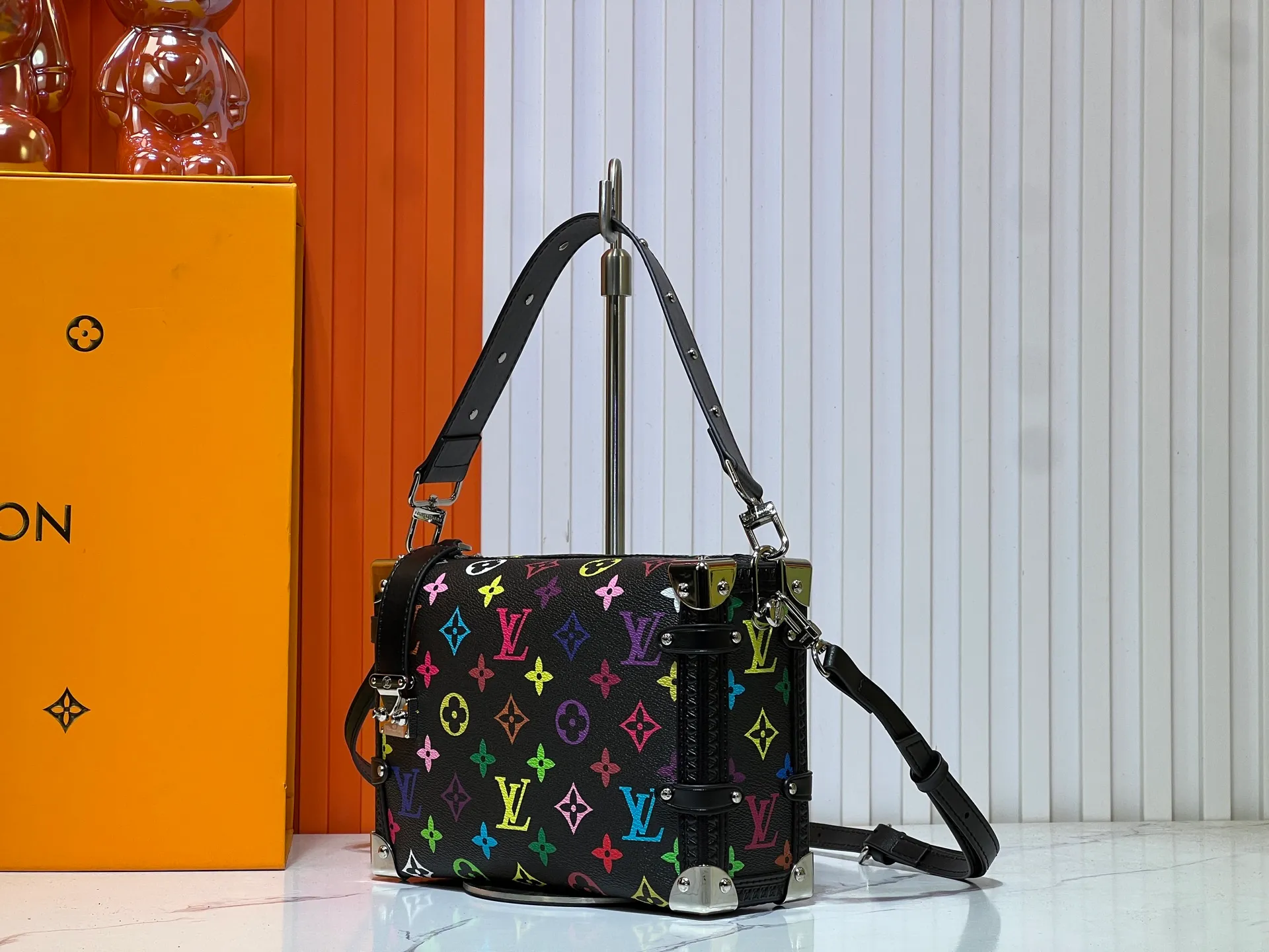 Batch 300💰M14046 M46358 Black Tricolor White Tricolor This Side Trunk medium handbag uses a humorous Monogram pattern to express the smart style of Louis Vuitton The square shape is a nod to the brand's classic luggage, and the removable studded handle and shoulder strap allow for flexible carrying. Size: 23.5x16x8.5cm