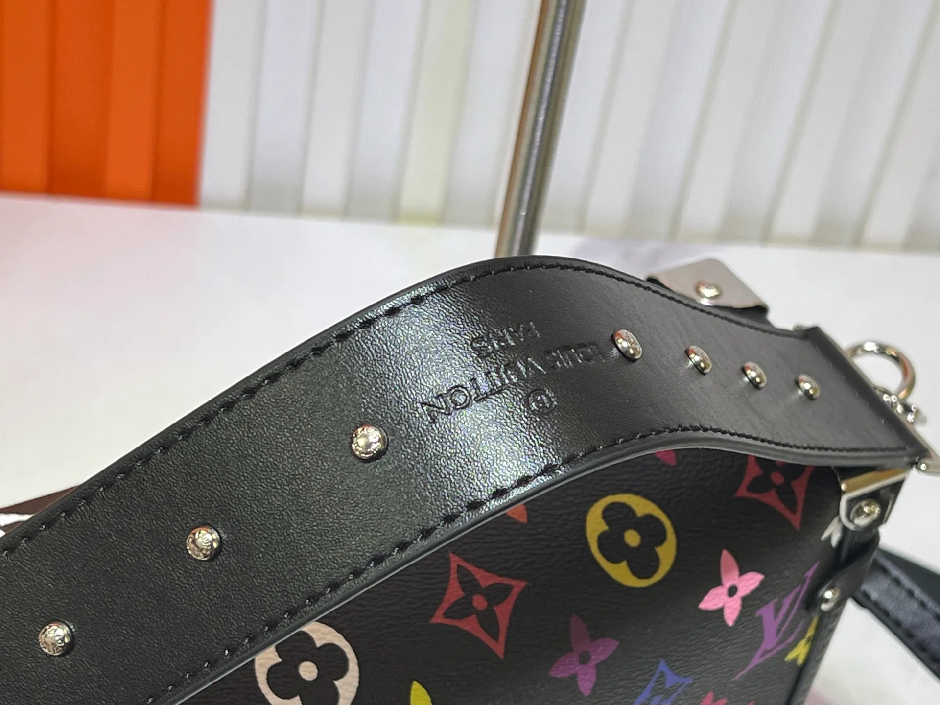 Batch 300💰M14046 M46358 Black Tricolor White Tricolor This Side Trunk medium handbag uses a humorous Monogram pattern to express the smart style of Louis Vuitton The square shape is a nod to the brand's classic luggage, and the removable studded handle and shoulder strap allow for flexible carrying. Size: 23.5x16x8.5cm