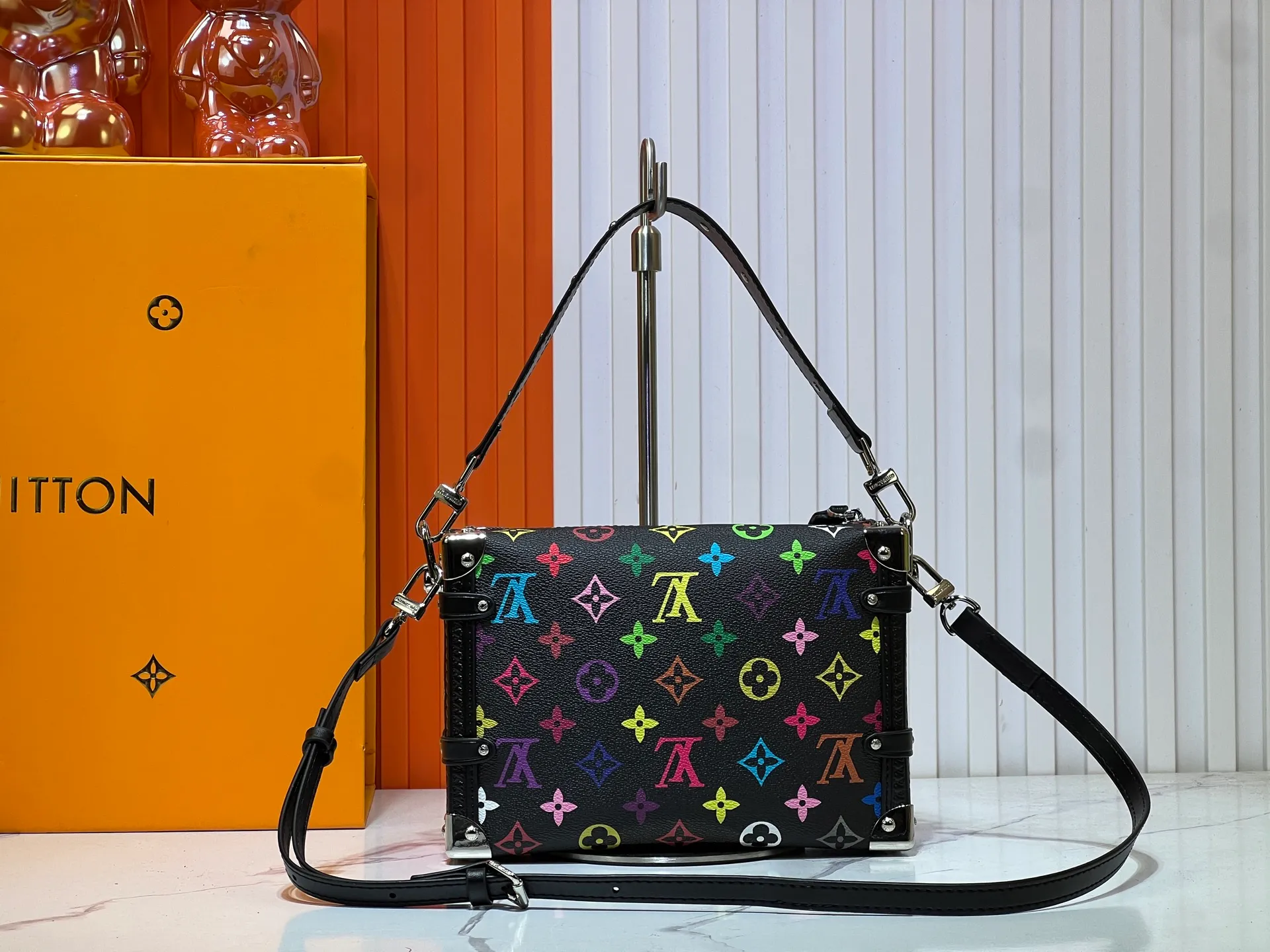 Batch 300💰M14046 M46358 Black Tricolor White Tricolor This Side Trunk medium handbag uses a humorous Monogram pattern to express the smart style of Louis Vuitton The square shape is a nod to the brand's classic luggage, and the removable studded handle and shoulder strap allow for flexible carrying. Size: 23.5x16x8.5cm