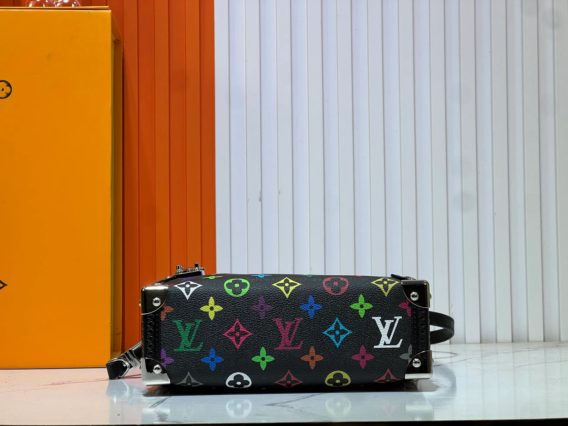 Batch 300💰M14046 M46358 Black Tricolor White Tricolor This Side Trunk medium handbag uses a humorous Monogram pattern to express the smart style of Louis Vuitton The square shape is a nod to the brand's classic luggage, and the removable studded handle and shoulder strap allow for flexible carrying. Size: 23.5x16x8.5cm