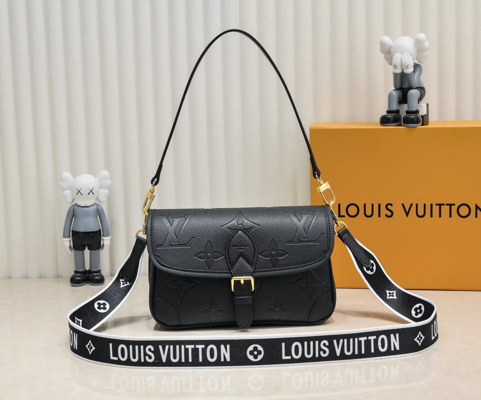 ¥260💰 Exclusive real shot-upgraded version ‼ ️M46386 black M46388 white M45985 full leather baguette series new Diane handbag Diane satchel is made of Monogram Empreinte, made of the brand's iconic embossed leather. This versatile bag comes with a removable leather shoulder strap that can be worn on the shoulder or by hand, as well as a roomy removable jacquard crossbody bag with 'Louis Vuitton' printed strap. This versatile bag can be styled chic or sporty to match the overall style or mood. Dimensions: 25.0×9.0×15.0 cm.