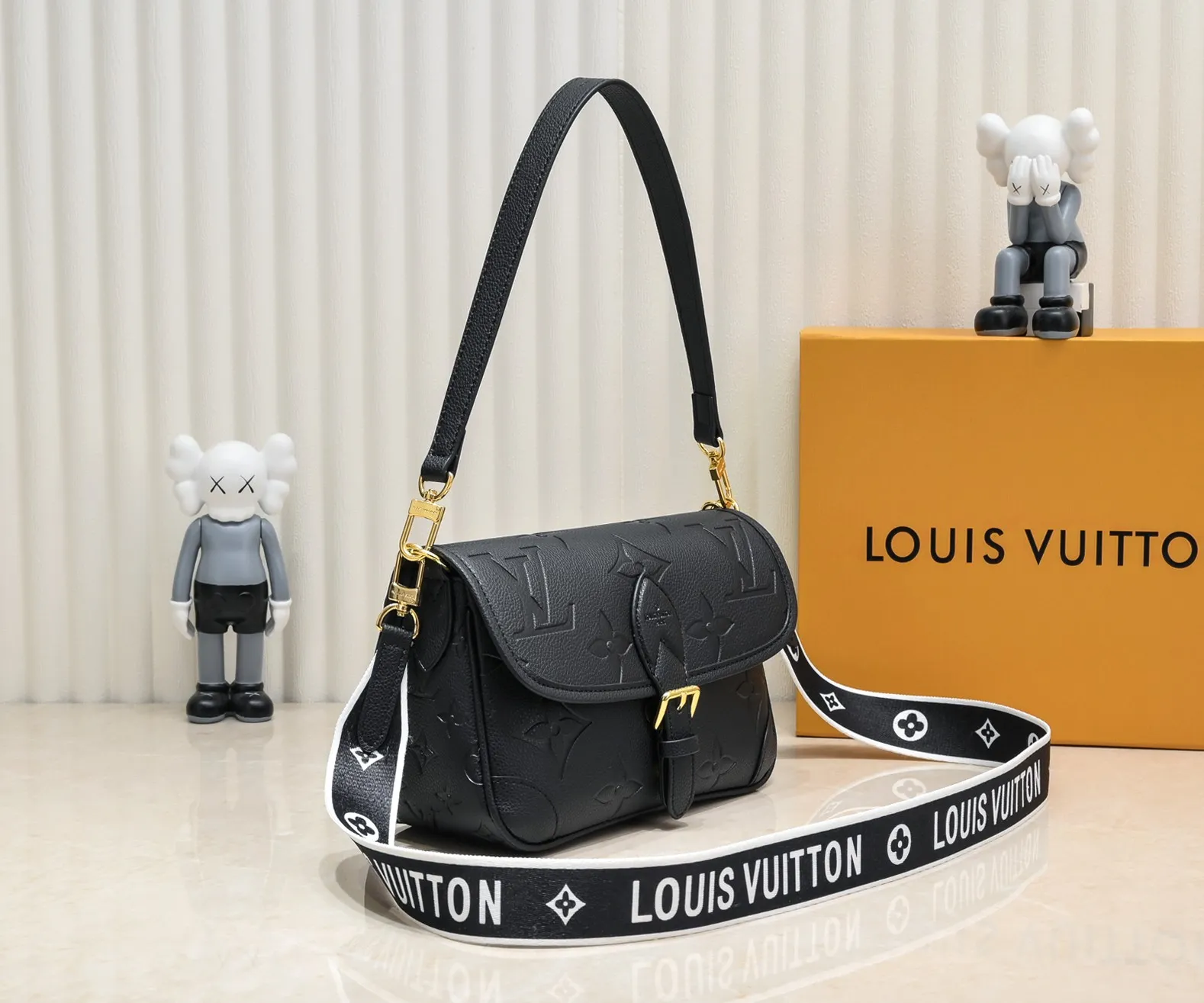 ¥260💰 Exclusive real shot-upgraded version ‼ ️M46386 black M46388 white M45985 full leather baguette series new Diane handbag Diane satchel is made of Monogram Empreinte, made of the brand's iconic embossed leather. This versatile bag comes with a removable leather shoulder strap that can be worn on the shoulder or by hand, as well as a roomy removable jacquard crossbody bag with 'Louis Vuitton' printed strap. This versatile bag can be styled chic or sporty to match the overall style or mood. Dimensions: 25.0×9.0×15.0 cm.