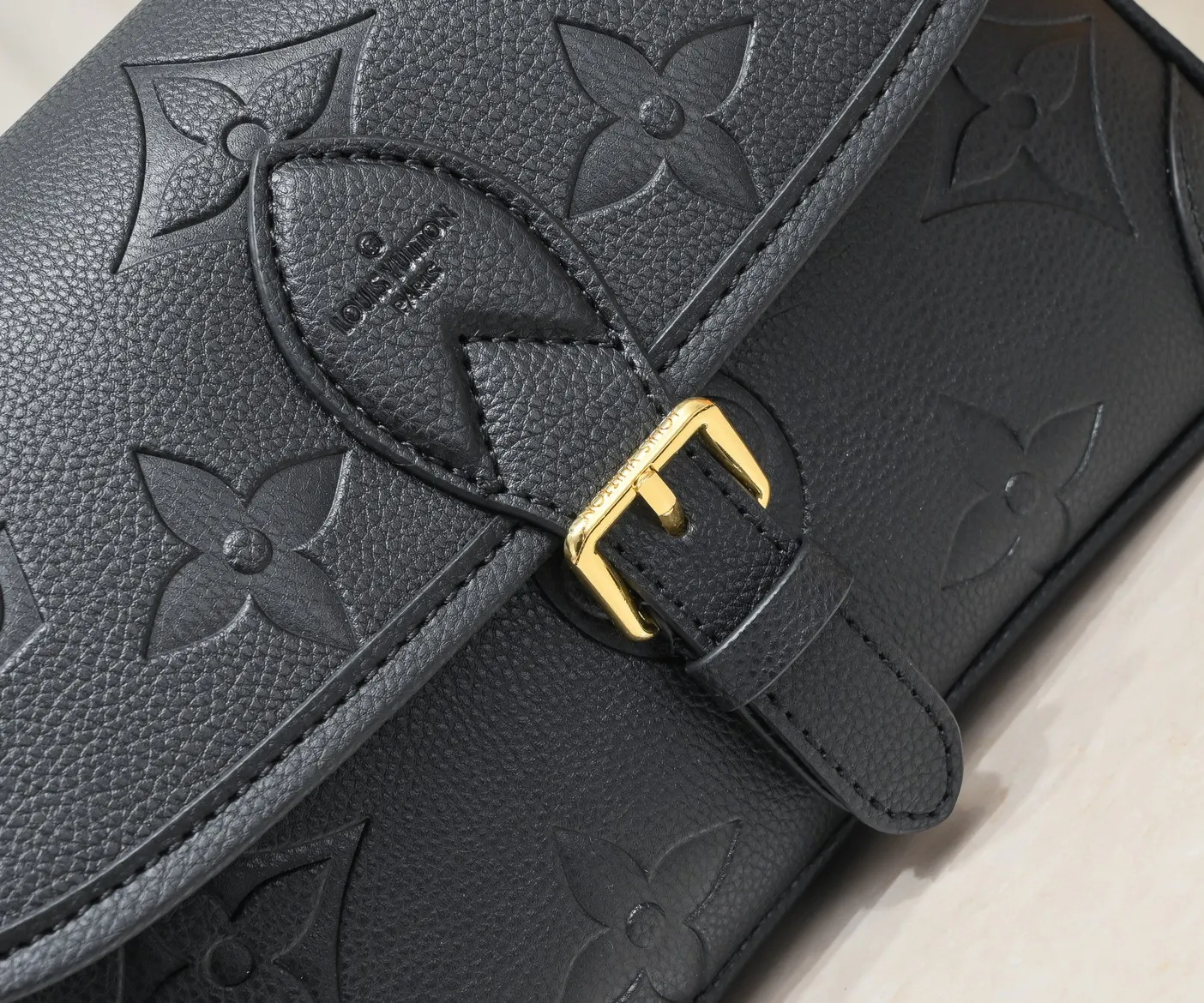 ¥260💰 Exclusive real shot-upgraded version ‼ ️M46386 black M46388 white M45985 full leather baguette series new Diane handbag Diane satchel is made of Monogram Empreinte, made of the brand's iconic embossed leather. This versatile bag comes with a removable leather shoulder strap that can be worn on the shoulder or by hand, as well as a roomy removable jacquard crossbody bag with 'Louis Vuitton' printed strap. This versatile bag can be styled chic or sporty to match the overall style or mood. Dimensions: 25.0×9.0×15.0 cm.