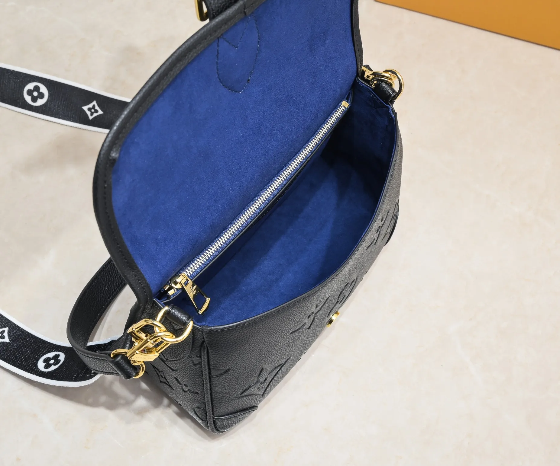 ¥260💰 Exclusive real shot-upgraded version ‼ ️M46386 black M46388 white M45985 full leather baguette series new Diane handbag Diane satchel is made of Monogram Empreinte, made of the brand's iconic embossed leather. This versatile bag comes with a removable leather shoulder strap that can be worn on the shoulder or by hand, as well as a roomy removable jacquard crossbody bag with 'Louis Vuitton' printed strap. This versatile bag can be styled chic or sporty to match the overall style or mood. Dimensions: 25.0×9.0×15.0 cm.