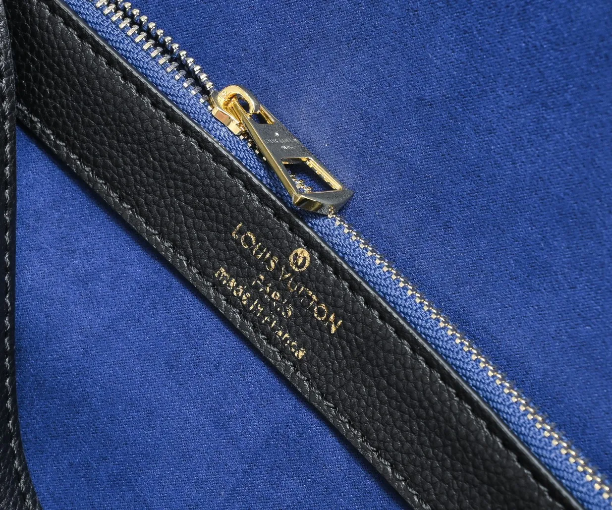 ¥260💰 Exclusive real shot-upgraded version ‼ ️M46386 black M46388 white M45985 full leather baguette series new Diane handbag Diane satchel is made of Monogram Empreinte, made of the brand's iconic embossed leather. This versatile bag comes with a removable leather shoulder strap that can be worn on the shoulder or by hand, as well as a roomy removable jacquard crossbody bag with 'Louis Vuitton' printed strap. This versatile bag can be styled chic or sporty to match the overall style or mood. Dimensions: 25.0×9.0×15.0 cm.
