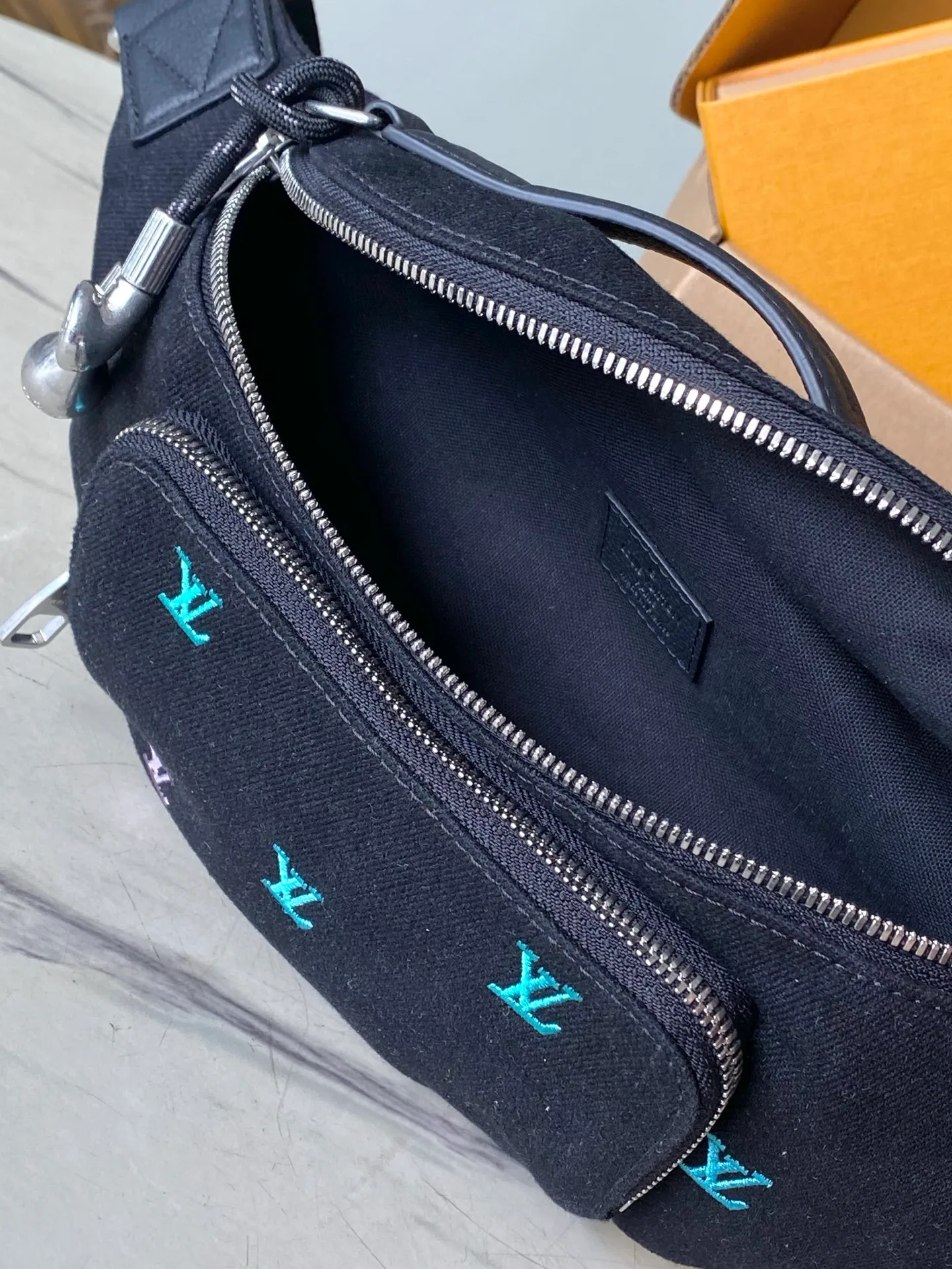 💰900 (top layer leather) top original M13961 gradient denim embroidered waist bag. It’s really nice. The design combines classic and modern elements, such as Monogram patterns and iconic logos. It has a variety of styles and can be matched with casual wear, formal wear, sportswear, etc. to enhance the overall style and fashion. Various ways of carrying it increase the flexibility of matching. Dimensions: 37x 14x 13cm (length x height x width)
