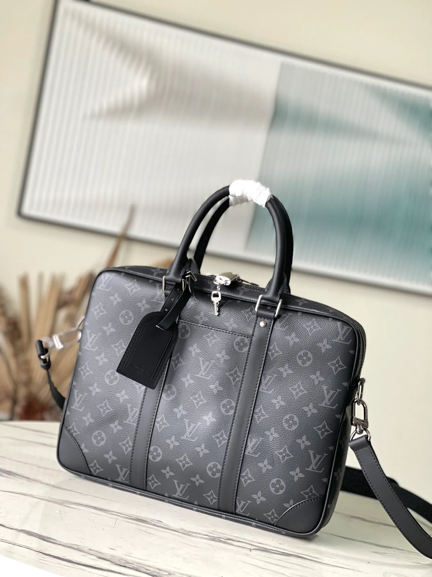 💰1000 Top Original M46457 Black Flower This Voyage small briefcase is made of Monogram Eclipse canvas to create a simple silhouette, with top leather handles, side straps and reinforced corners. The detachable and adjustable shoulder strap allows for a variety of carrying options. size：36.5x27.5x6cm
