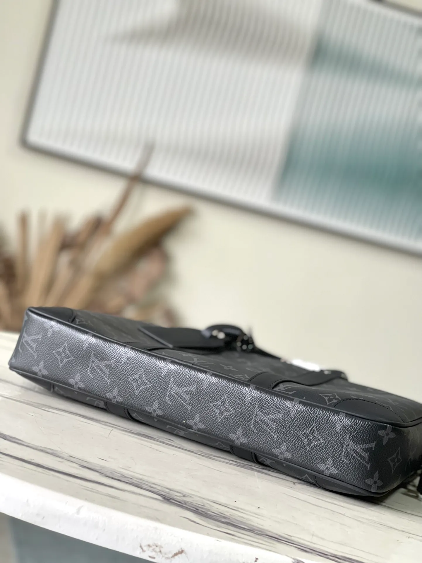 💰1000 Top Original M46457 Black Flower This Voyage small briefcase is made of Monogram Eclipse canvas to create a simple silhouette, with top leather handles, side straps and reinforced corners. The detachable and adjustable shoulder strap allows for a variety of carrying options. size：36.5x27.5x6cm