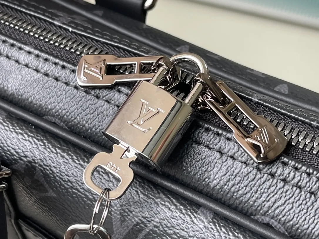 💰1000 Top Original M46457 Black Flower This Voyage small briefcase is made of Monogram Eclipse canvas to create a simple silhouette, with top leather handles, side straps and reinforced corners. The detachable and adjustable shoulder strap allows for a variety of carrying options. size：36.5x27.5x6cm