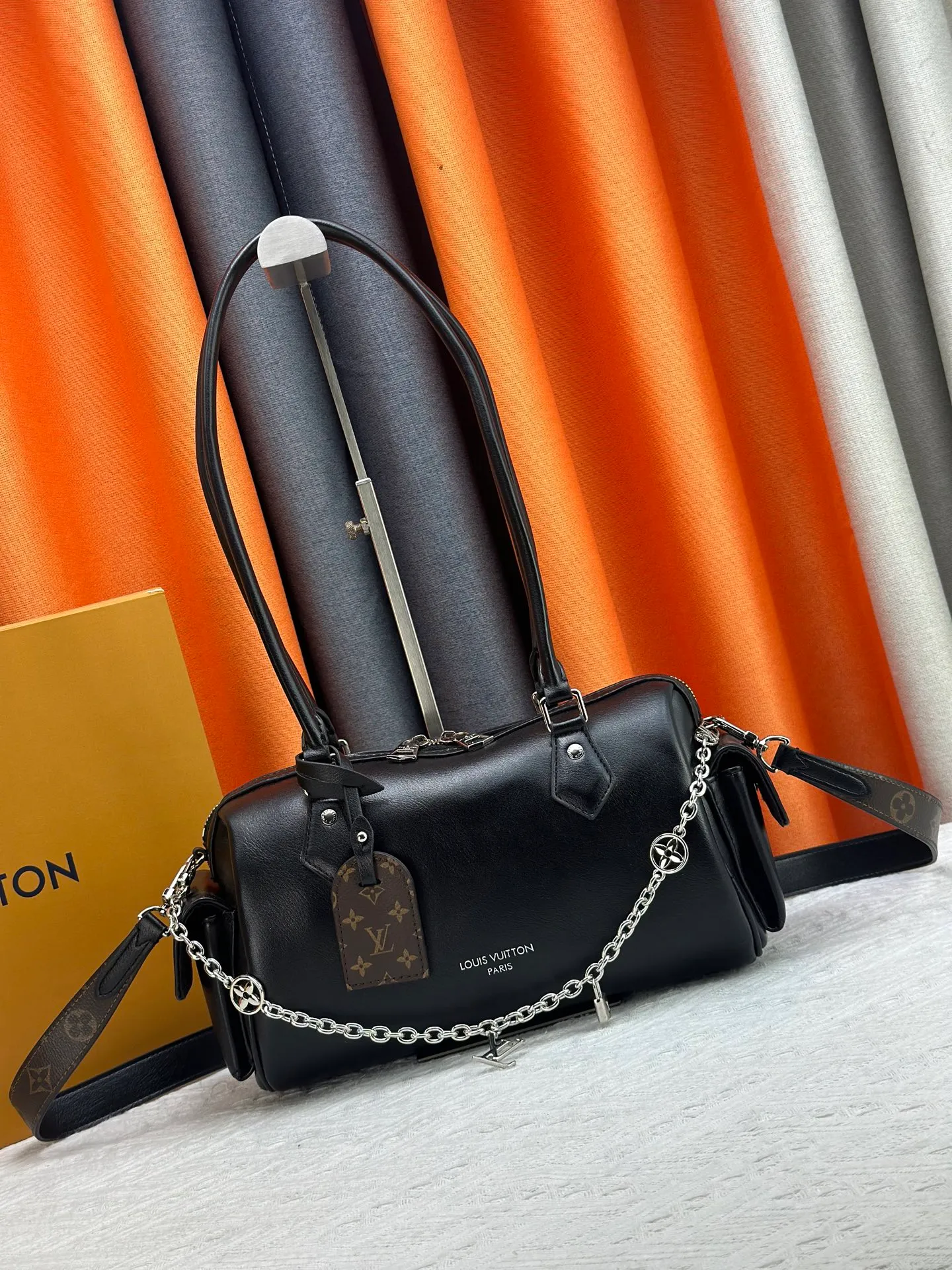 P300 Upgraded original M12934 M12965 This Speedy Cargo handbag is from the LV Vibe series, renovating the classic design of the 1930s with avant-garde touches. The glossy sheepskin body is embellished with a Monogram address plate, paying tribute to the brand's long trunk-making heritage. Plenty of space to easily store your daily needs, and the detachable leather shoulder strap allows for a variety of carrying methods. Dimensions: 28 x 17 x 12 cm (LxHxW)
