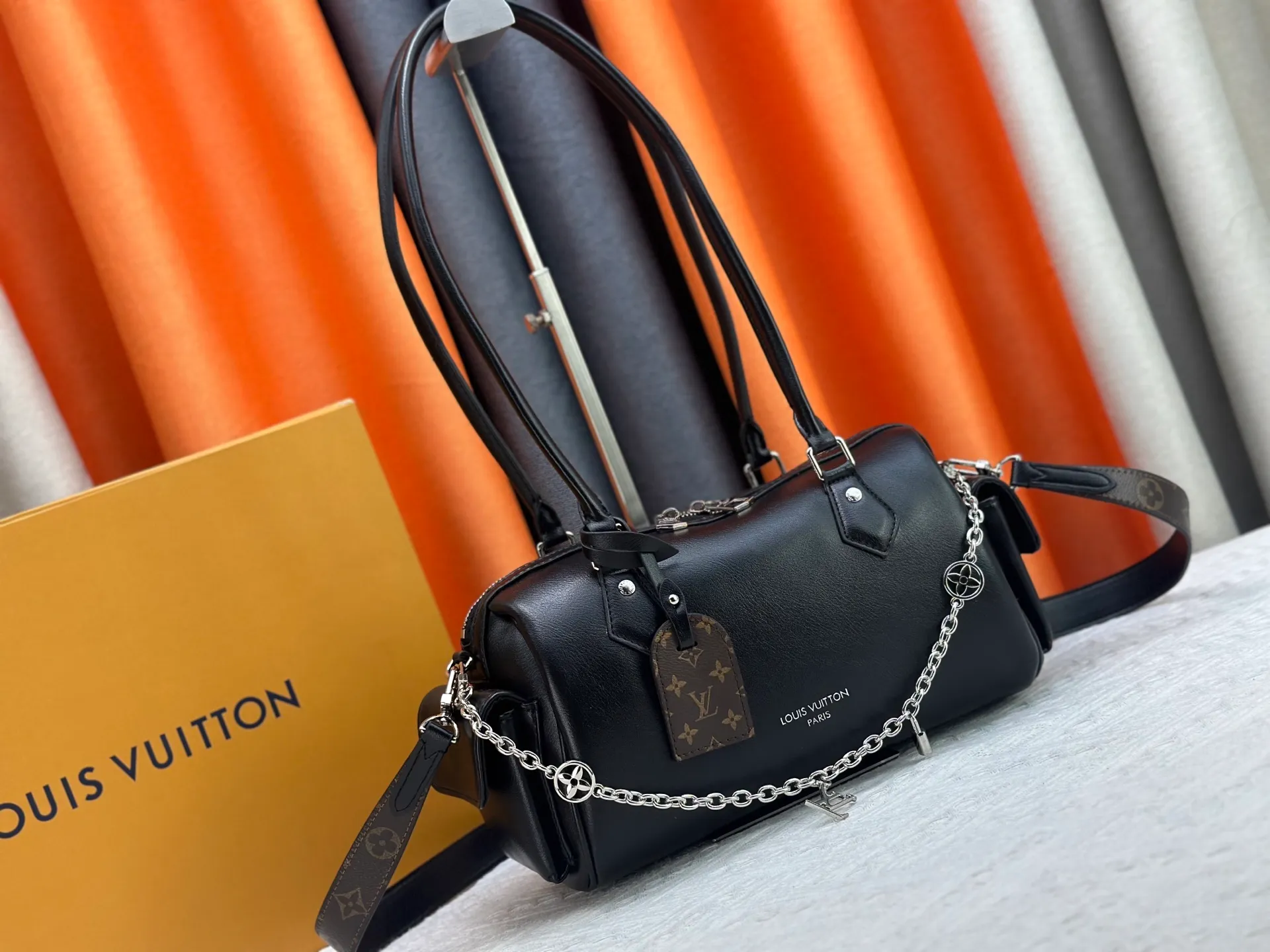 P300 Upgraded original M12934 M12965 This Speedy Cargo handbag is from the LV Vibe series, renovating the classic design of the 1930s with avant-garde touches. The glossy sheepskin body is embellished with a Monogram address plate, paying tribute to the brand's long trunk-making heritage. Plenty of space to easily store your daily needs, and the detachable leather shoulder strap allows for a variety of carrying methods. Dimensions: 28 x 17 x 12 cm (LxHxW)