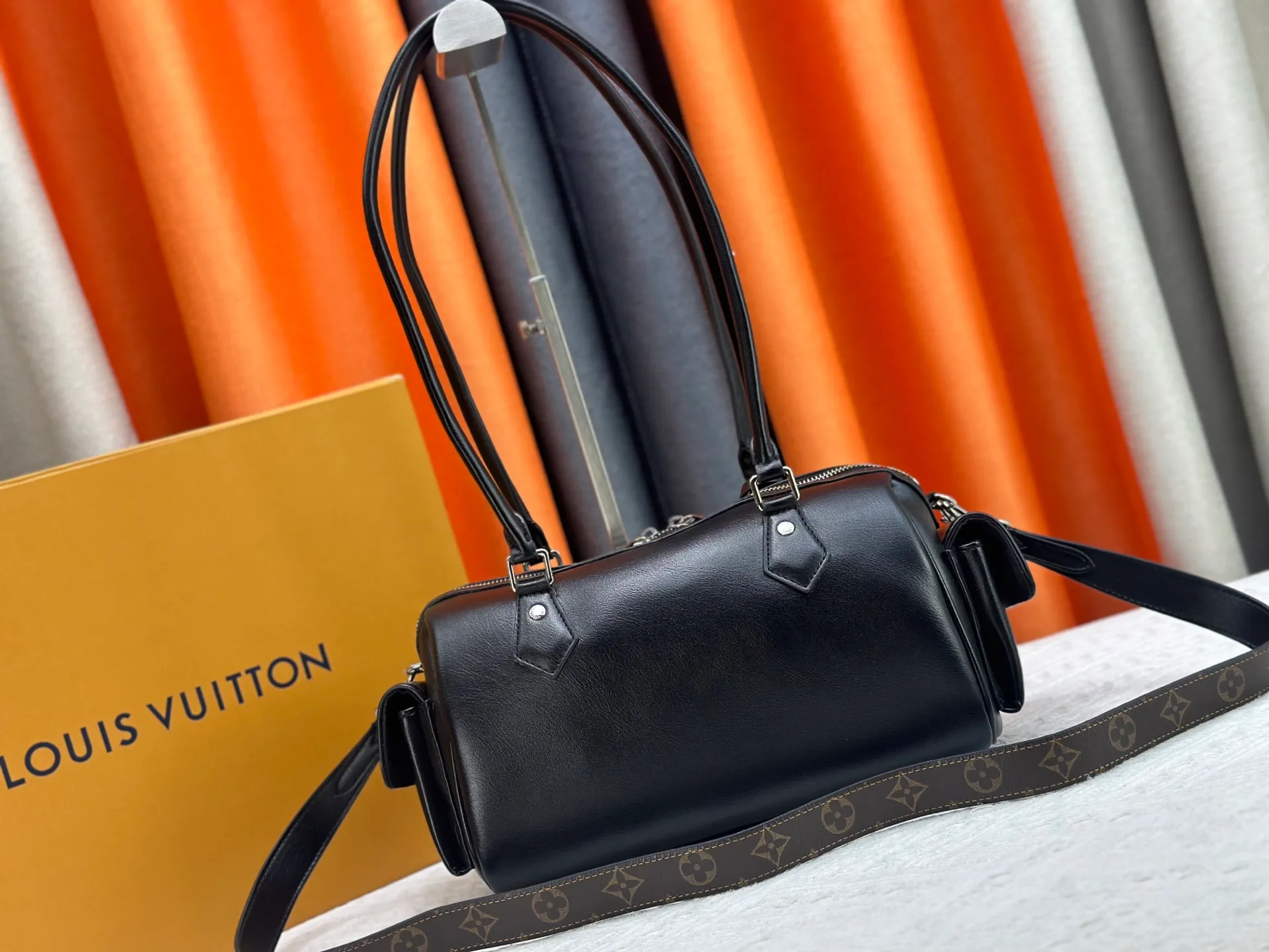 P300 Upgraded original M12934 M12965 This Speedy Cargo handbag is from the LV Vibe series, renovating the classic design of the 1930s with avant-garde touches. The glossy sheepskin body is embellished with a Monogram address plate, paying tribute to the brand's long trunk-making heritage. Plenty of space to easily store your daily needs, and the detachable leather shoulder strap allows for a variety of carrying methods. Dimensions: 28 x 17 x 12 cm (LxHxW)