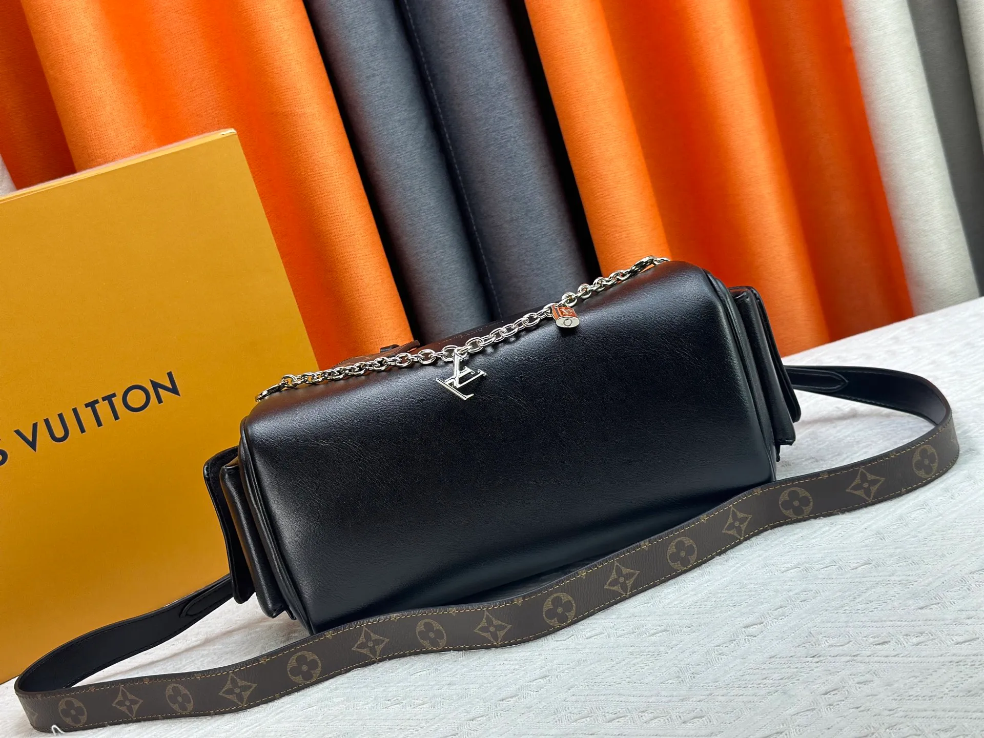P300 Upgraded original M12934 M12965 This Speedy Cargo handbag is from the LV Vibe series, renovating the classic design of the 1930s with avant-garde touches. The glossy sheepskin body is embellished with a Monogram address plate, paying tribute to the brand's long trunk-making heritage. Plenty of space to easily store your daily needs, and the detachable leather shoulder strap allows for a variety of carrying methods. Dimensions: 28 x 17 x 12 cm (LxHxW)