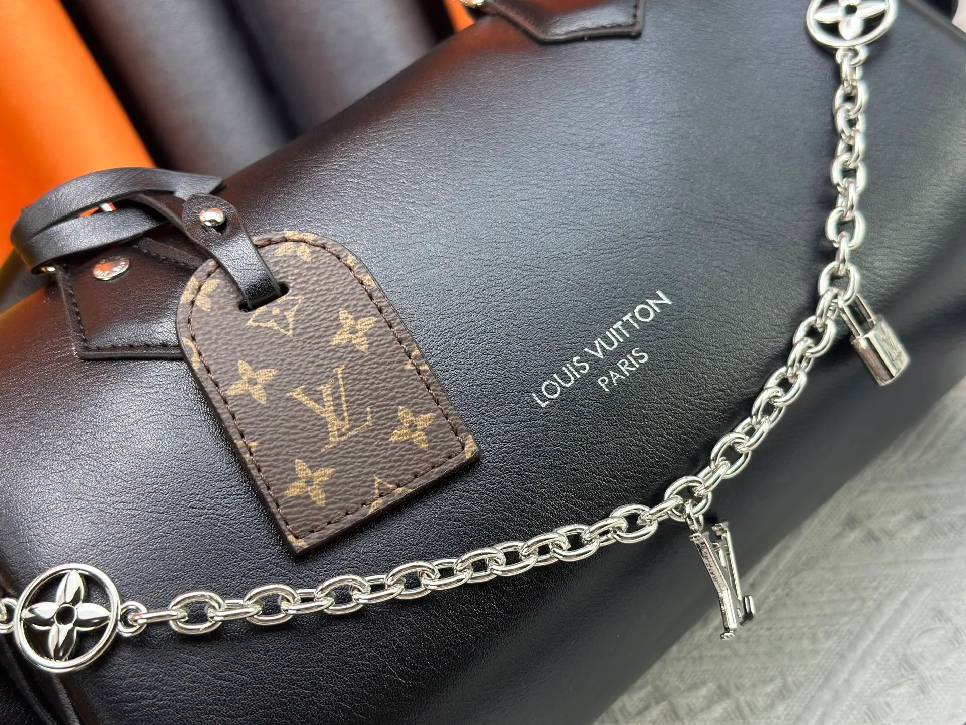 P300 Upgraded original M12934 M12965 This Speedy Cargo handbag is from the LV Vibe series, renovating the classic design of the 1930s with avant-garde touches. The glossy sheepskin body is embellished with a Monogram address plate, paying tribute to the brand's long trunk-making heritage. Plenty of space to easily store your daily needs, and the detachable leather shoulder strap allows for a variety of carrying methods. Dimensions: 28 x 17 x 12 cm (LxHxW)