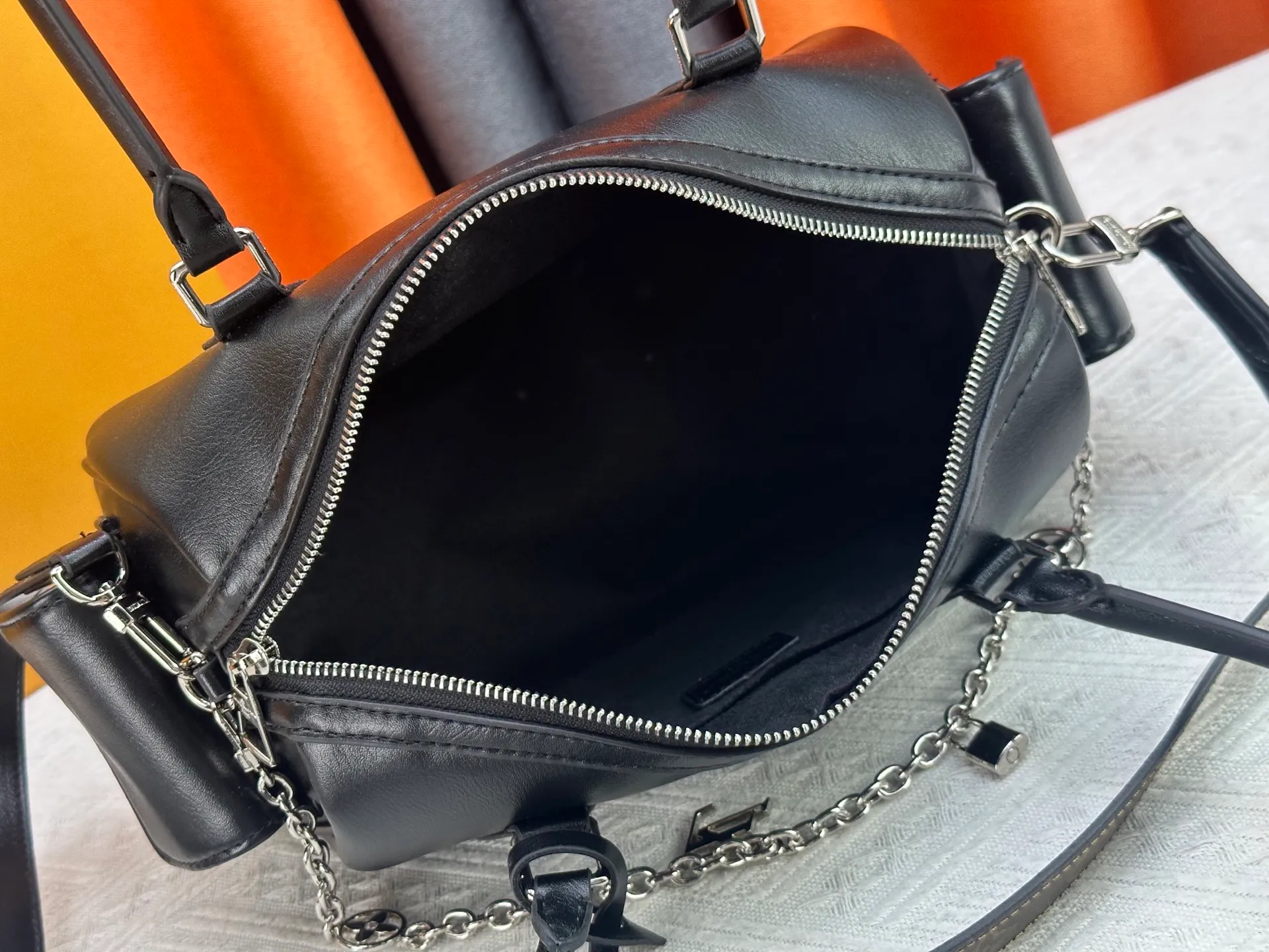 P300 Upgraded original M12934 M12965 This Speedy Cargo handbag is from the LV Vibe series, renovating the classic design of the 1930s with avant-garde touches. The glossy sheepskin body is embellished with a Monogram address plate, paying tribute to the brand's long trunk-making heritage. Plenty of space to easily store your daily needs, and the detachable leather shoulder strap allows for a variety of carrying methods. Dimensions: 28 x 17 x 12 cm (LxHxW)