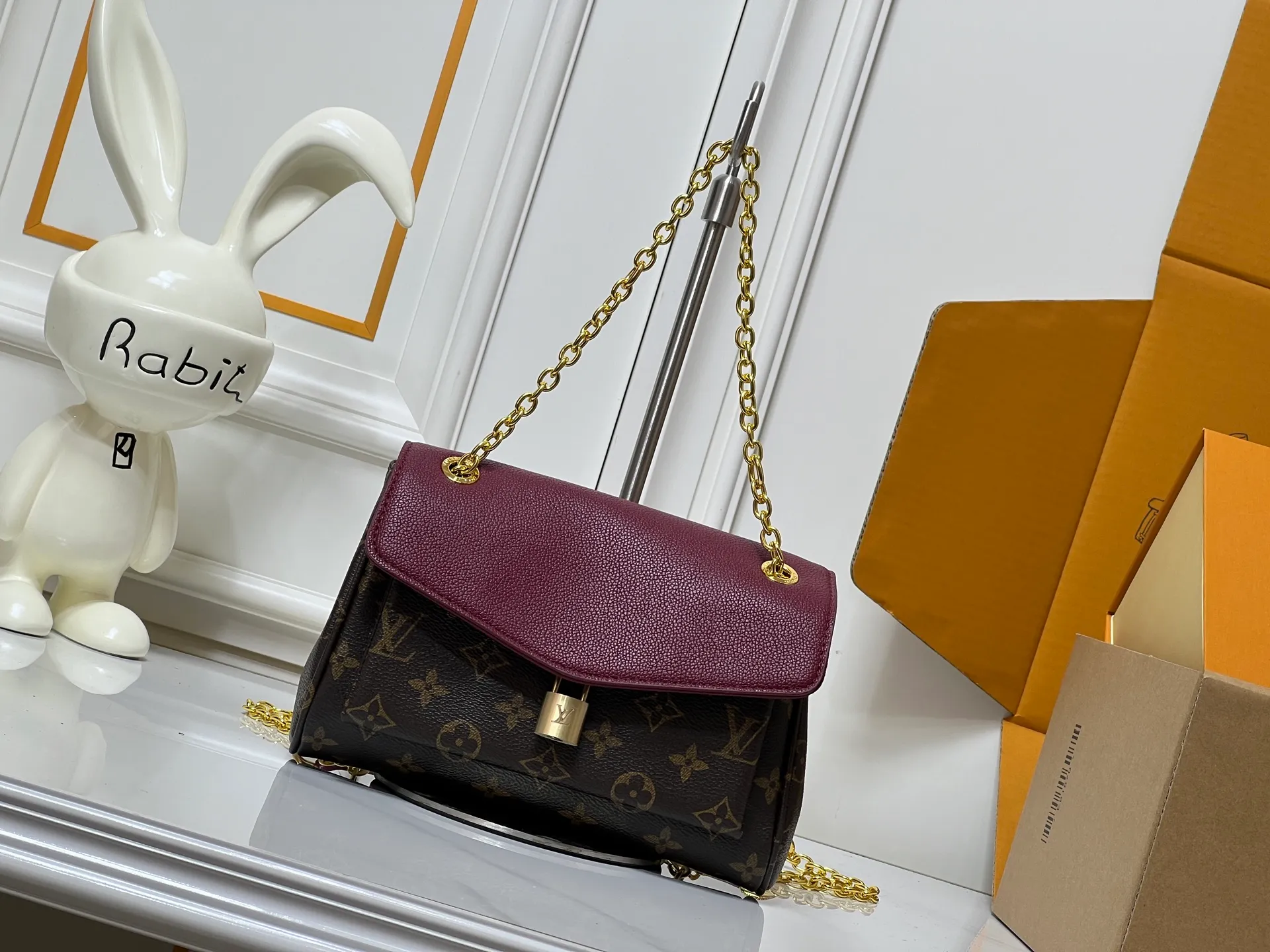 ¥300 This 𝐁𝐁 handbag is named after the exquisite and artistic Saint-Germain neighborhood in Paris. It is a stylish choice whether it is day or night. The bag is crafted from 𝐌𝐨𝐧𝐨𝐠𝐫𝐚𝐦 canvas with leather edges in a seasonal wine hue that matches the gold-toned lock – a Louis Vuitton signature design that dates back to 𝟏𝟖𝟖𝟎. The slip chain design provides a variety of matching methods, and can be worn on the shoulder. Model: M26398 Size: 𝟐𝟒 𝐱 𝟏𝟕 𝐱 𝟗 𝐜𝐦((Length 𝐱 Height 𝐱 Width)
