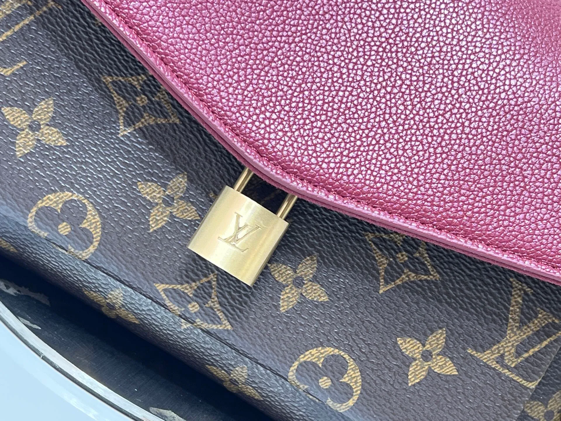 ¥300 This 𝐁𝐁 handbag is named after the exquisite and artistic Saint-Germain neighborhood in Paris. It is a stylish choice whether it is day or night. The bag is crafted from 𝐌𝐨𝐧𝐨𝐠𝐫𝐚𝐦 canvas with leather edges in a seasonal wine hue that matches the gold-toned lock – a Louis Vuitton signature design that dates back to 𝟏𝟖𝟖𝟎. The slip chain design provides a variety of matching methods, and can be worn on the shoulder. Model: M26398 Size: 𝟐𝟒 𝐱 𝟏𝟕 𝐱 𝟗 𝐜𝐦((Length 𝐱 Height 𝐱 Width)