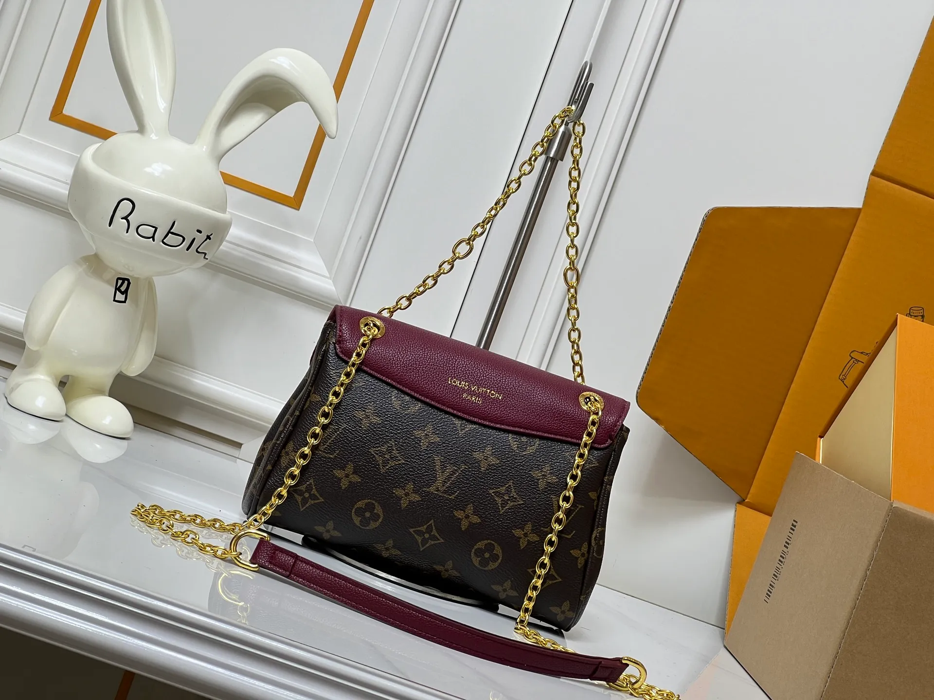 ¥300 This 𝐁𝐁 handbag is named after the exquisite and artistic Saint-Germain neighborhood in Paris. It is a stylish choice whether it is day or night. The bag is crafted from 𝐌𝐨𝐧𝐨𝐠𝐫𝐚𝐦 canvas with leather edges in a seasonal wine hue that matches the gold-toned lock – a Louis Vuitton signature design that dates back to 𝟏𝟖𝟖𝟎. The slip chain design provides a variety of matching methods, and can be worn on the shoulder. Model: M26398 Size: 𝟐𝟒 𝐱 𝟏𝟕 𝐱 𝟗 𝐜𝐦((Length 𝐱 Height 𝐱 Width)