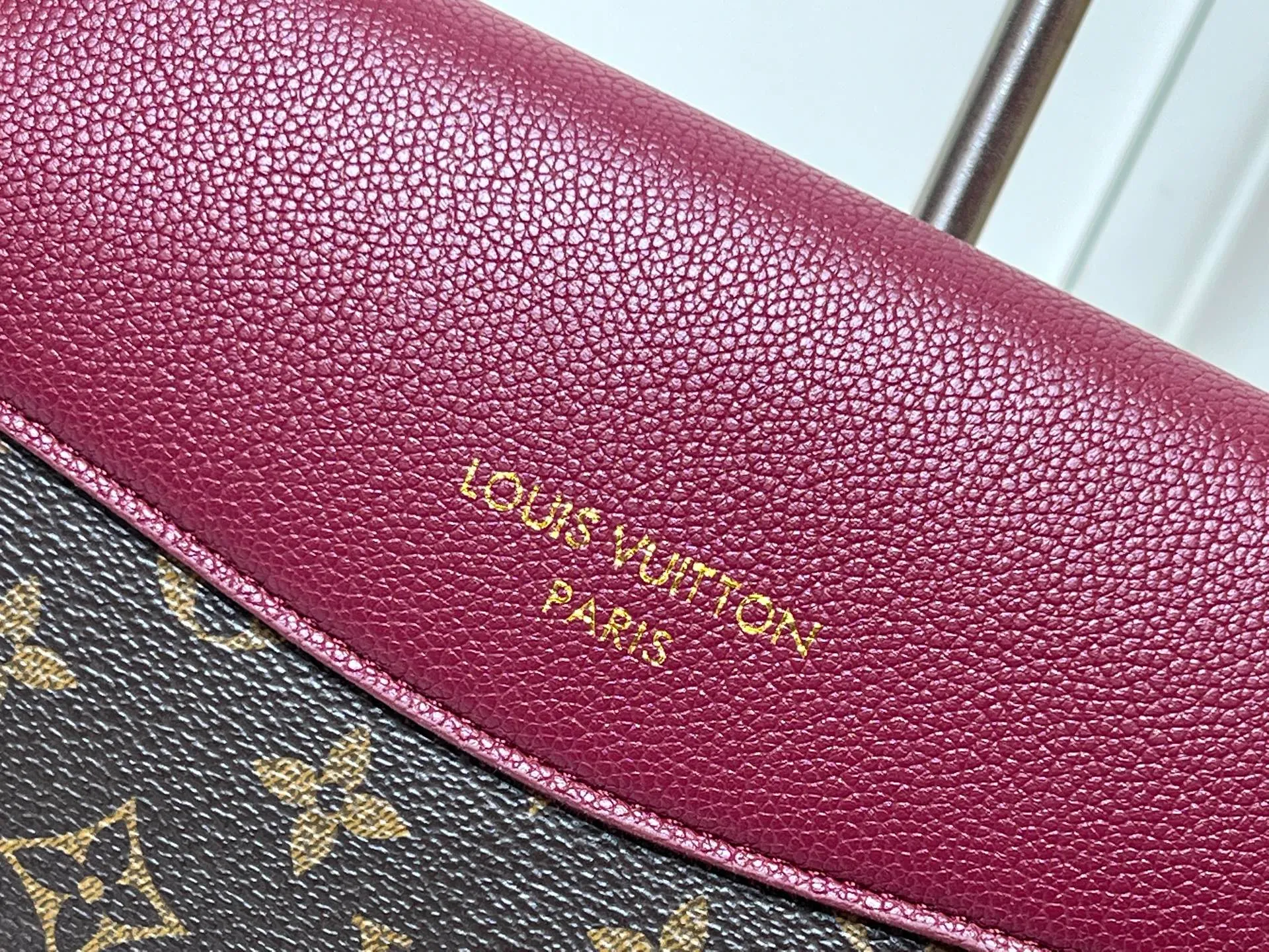 ¥300 This 𝐁𝐁 handbag is named after the exquisite and artistic Saint-Germain neighborhood in Paris. It is a stylish choice whether it is day or night. The bag is crafted from 𝐌𝐨𝐧𝐨𝐠𝐫𝐚𝐦 canvas with leather edges in a seasonal wine hue that matches the gold-toned lock – a Louis Vuitton signature design that dates back to 𝟏𝟖𝟖𝟎. The slip chain design provides a variety of matching methods, and can be worn on the shoulder. Model: M26398 Size: 𝟐𝟒 𝐱 𝟏𝟕 𝐱 𝟗 𝐜𝐦((Length 𝐱 Height 𝐱 Width)
