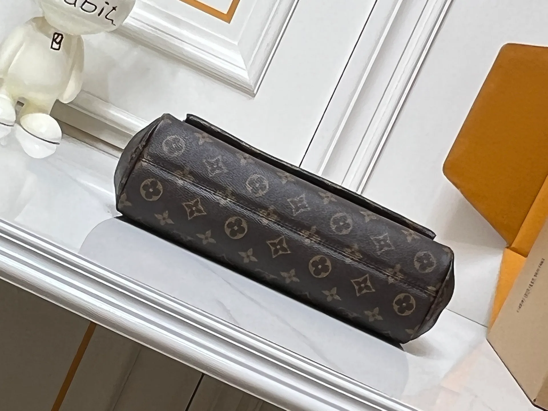 ¥300 This 𝐁𝐁 handbag is named after the exquisite and artistic Saint-Germain neighborhood in Paris. It is a stylish choice whether it is day or night. The bag is crafted from 𝐌𝐨𝐧𝐨𝐠𝐫𝐚𝐦 canvas with leather edges in a seasonal wine hue that matches the gold-toned lock – a Louis Vuitton signature design that dates back to 𝟏𝟖𝟖𝟎. The slip chain design provides a variety of matching methods, and can be worn on the shoulder. Model: M26398 Size: 𝟐𝟒 𝐱 𝟏𝟕 𝐱 𝟗 𝐜𝐦((Length 𝐱 Height 𝐱 Width)