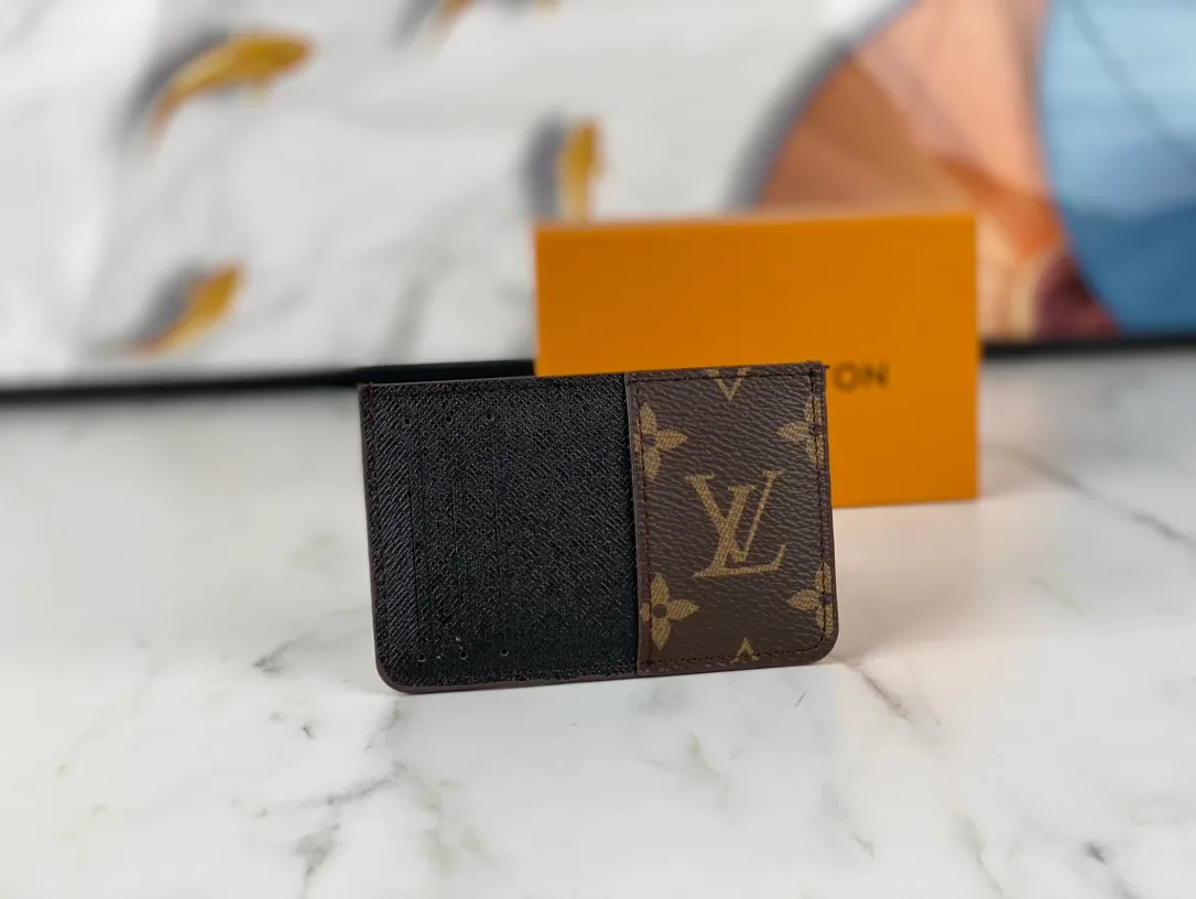 💰90💰M60166👏👏The Neo card holder made of Monogram Macassar canvas is the first choice for carrying important cards. Cowhide leather trim makes the classic Louis Vuitton pattern even more eye-catching. Dimensions: 11.0 x 7.0 x 0.6 cm
