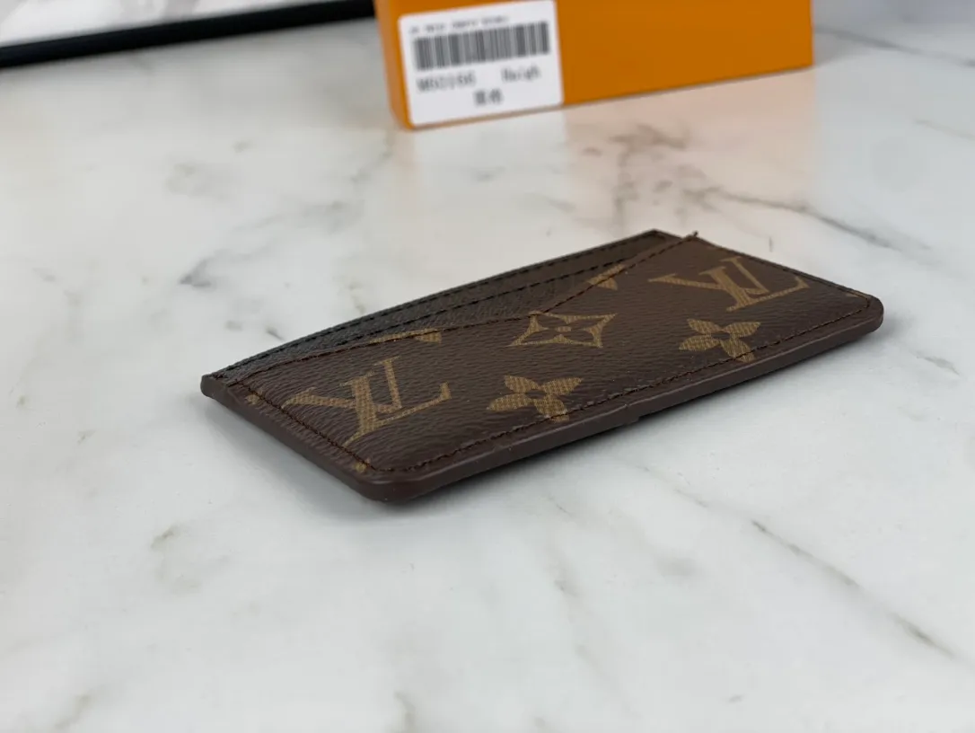 💰90💰M60166👏👏The Neo card holder made of Monogram Macassar canvas is the first choice for carrying important cards. Cowhide leather trim makes the classic Louis Vuitton pattern even more eye-catching. Dimensions: 11.0 x 7.0 x 0.6 cm
