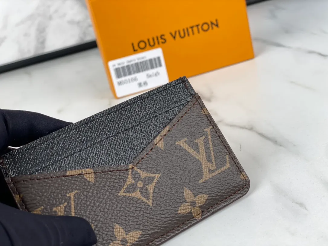 💰90💰M60166👏👏The Neo card holder made of Monogram Macassar canvas is the first choice for carrying important cards. Cowhide leather trim makes the classic Louis Vuitton pattern even more eye-catching. Dimensions: 11.0 x 7.0 x 0.6 cm