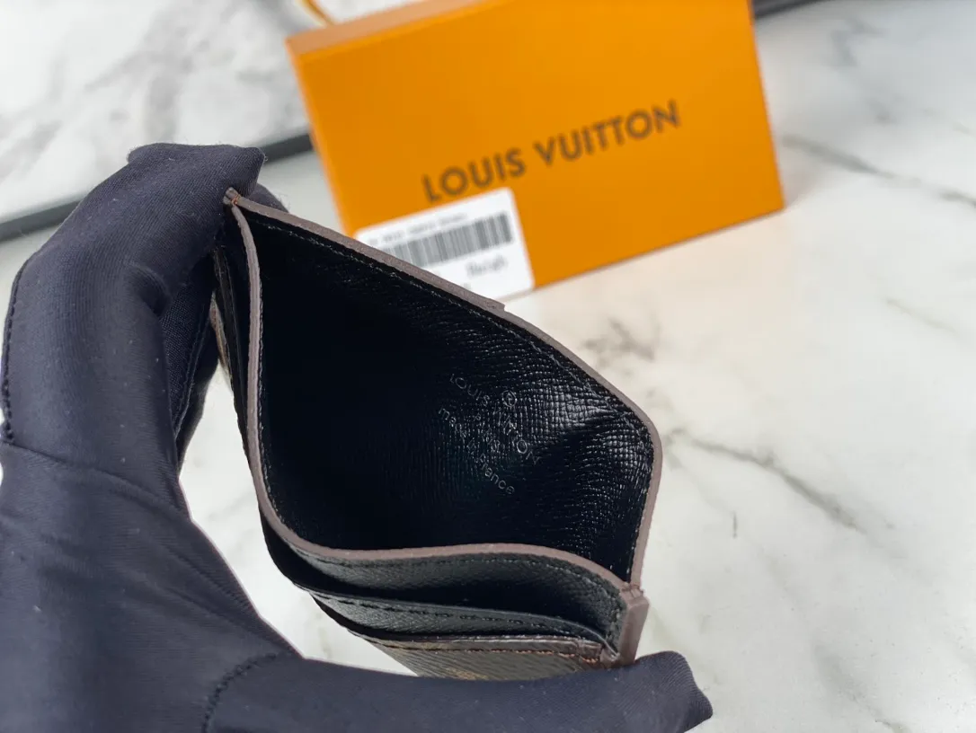 💰90💰M60166👏👏The Neo card holder made of Monogram Macassar canvas is the first choice for carrying important cards. Cowhide leather trim makes the classic Louis Vuitton pattern even more eye-catching. Dimensions: 11.0 x 7.0 x 0.6 cm