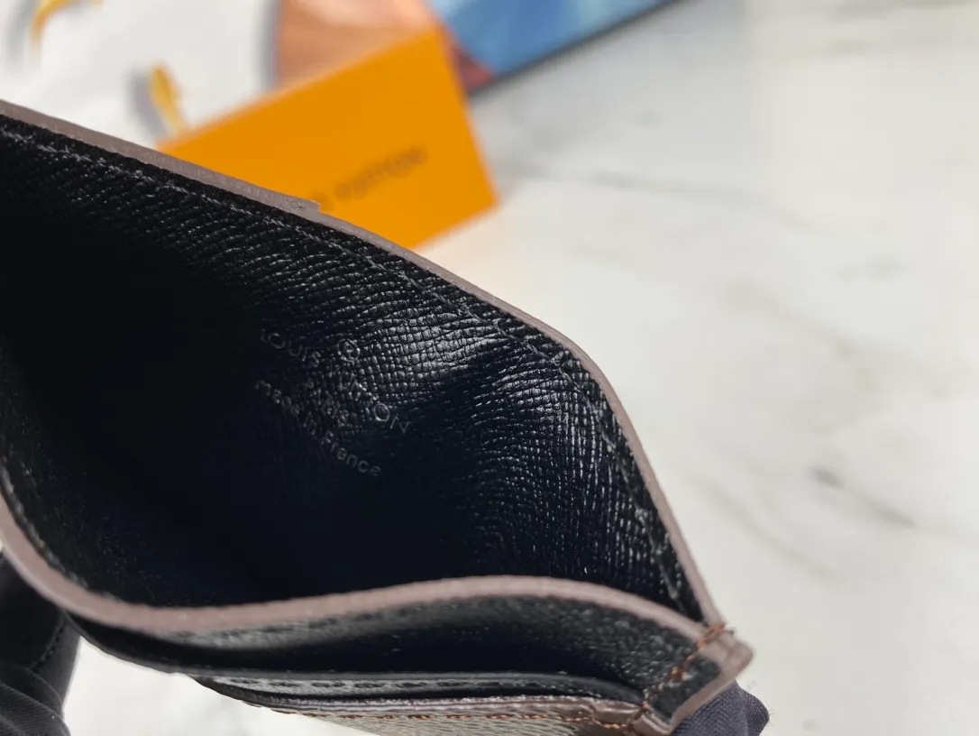 💰90💰M60166👏👏The Neo card holder made of Monogram Macassar canvas is the first choice for carrying important cards. Cowhide leather trim makes the classic Louis Vuitton pattern even more eye-catching. Dimensions: 11.0 x 7.0 x 0.6 cm