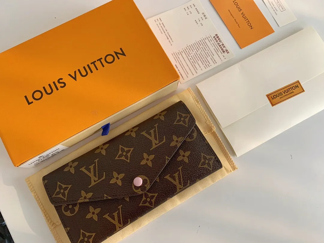 💰100 💎The Josephine Wallet is inspired by Louis Vuitton's first wallet. It is made of soft Monogram canvas and lined with brightly colored lining, giving the brand's classic design a unique and stylish beauty. The long, flat shape makes it easy to slip into any pocket or handbag. Model: M60708 Size: 19/10.