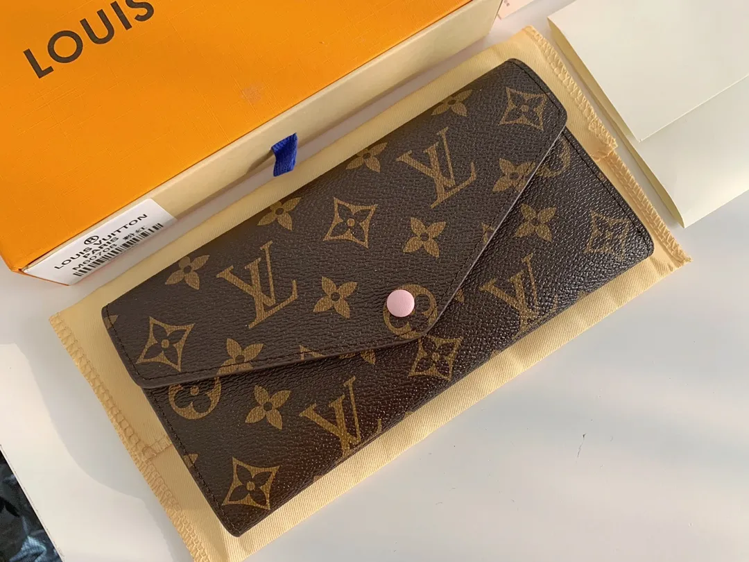 💰100 💎The Josephine Wallet is inspired by Louis Vuitton's first wallet. It is made of soft Monogram canvas and lined with brightly colored lining, giving the brand's classic design a unique and stylish beauty. The long, flat shape makes it easy to slip into any pocket or handbag. Model: M60708 Size: 19/10.