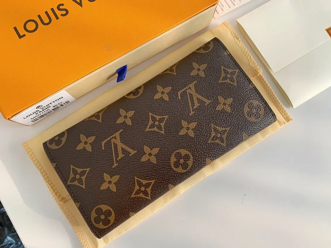 💰100 💎The Josephine Wallet is inspired by Louis Vuitton's first wallet. It is made of soft Monogram canvas and lined with brightly colored lining, giving the brand's classic design a unique and stylish beauty. The long, flat shape makes it easy to slip into any pocket or handbag. Model: M60708 Size: 19/10.