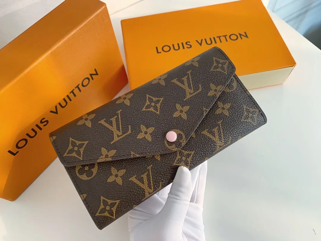💰100 💎The Josephine Wallet is inspired by Louis Vuitton's first wallet. It is made of soft Monogram canvas and lined with brightly colored lining, giving the brand's classic design a unique and stylish beauty. The long, flat shape makes it easy to slip into any pocket or handbag. Model: M60708 Size: 19/10.