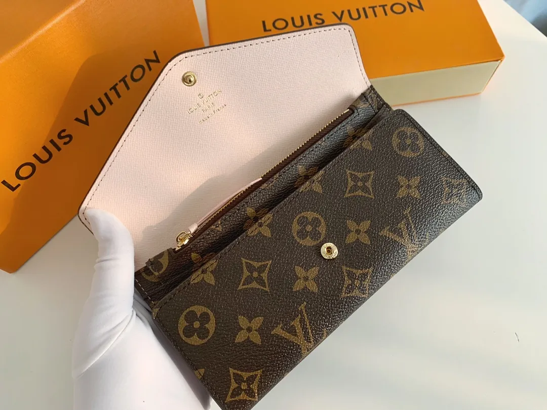 💰100 💎The Josephine Wallet is inspired by Louis Vuitton's first wallet. It is made of soft Monogram canvas and lined with brightly colored lining, giving the brand's classic design a unique and stylish beauty. The long, flat shape makes it easy to slip into any pocket or handbag. Model: M60708 Size: 19/10.