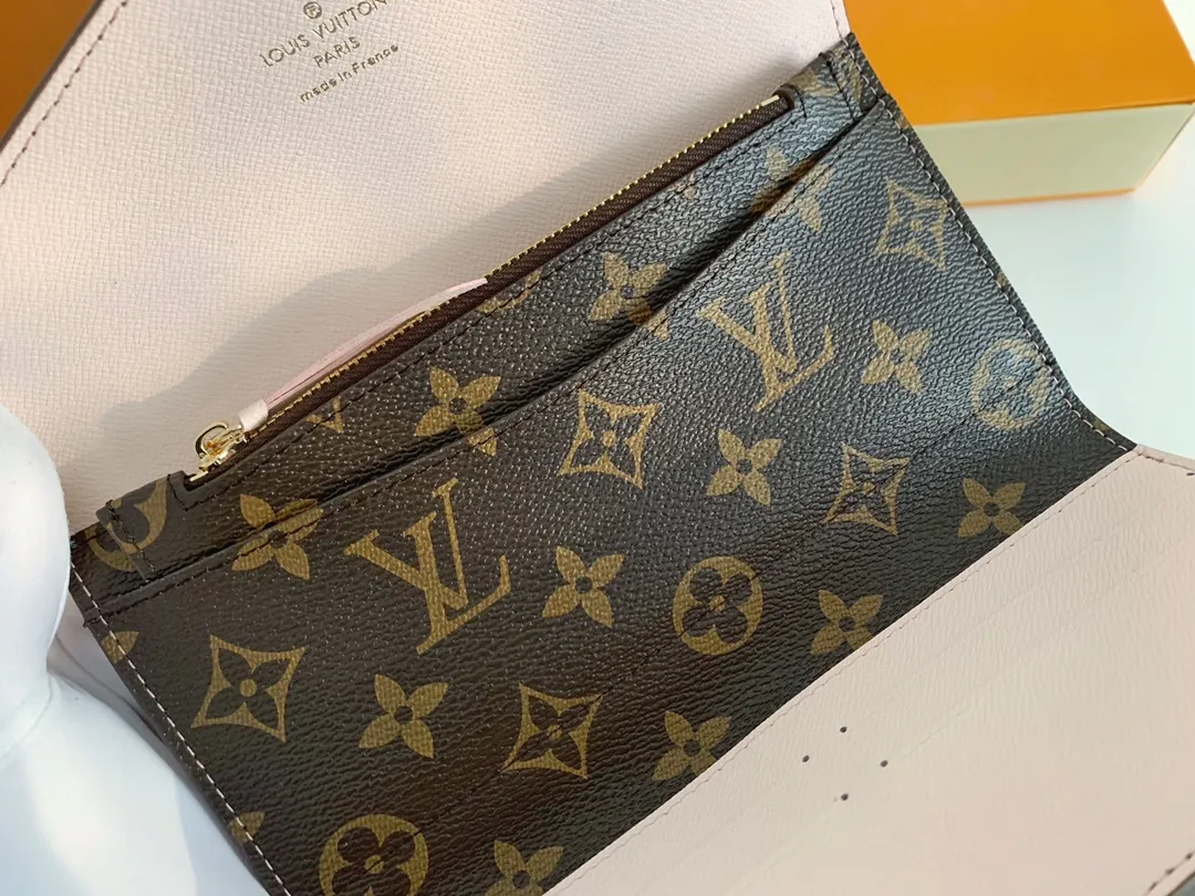 💰100 💎The Josephine Wallet is inspired by Louis Vuitton's first wallet. It is made of soft Monogram canvas and lined with brightly colored lining, giving the brand's classic design a unique and stylish beauty. The long, flat shape makes it easy to slip into any pocket or handbag. Model: M60708 Size: 19/10.