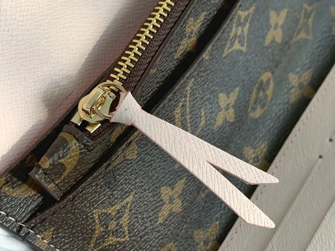 💰100 💎The Josephine Wallet is inspired by Louis Vuitton's first wallet. It is made of soft Monogram canvas and lined with brightly colored lining, giving the brand's classic design a unique and stylish beauty. The long, flat shape makes it easy to slip into any pocket or handbag. Model: M60708 Size: 19/10.