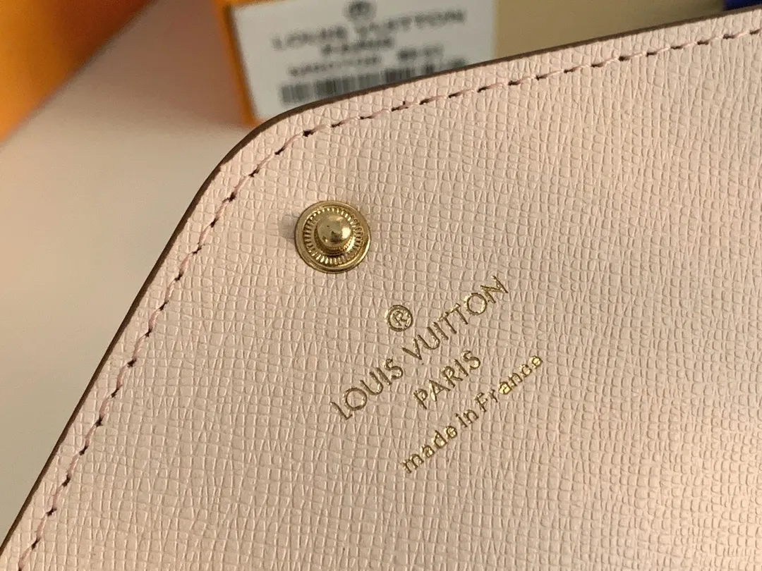 💰100 💎The Josephine Wallet is inspired by Louis Vuitton's first wallet. It is made of soft Monogram canvas and lined with brightly colored lining, giving the brand's classic design a unique and stylish beauty. The long, flat shape makes it easy to slip into any pocket or handbag. Model: M60708 Size: 19/10.